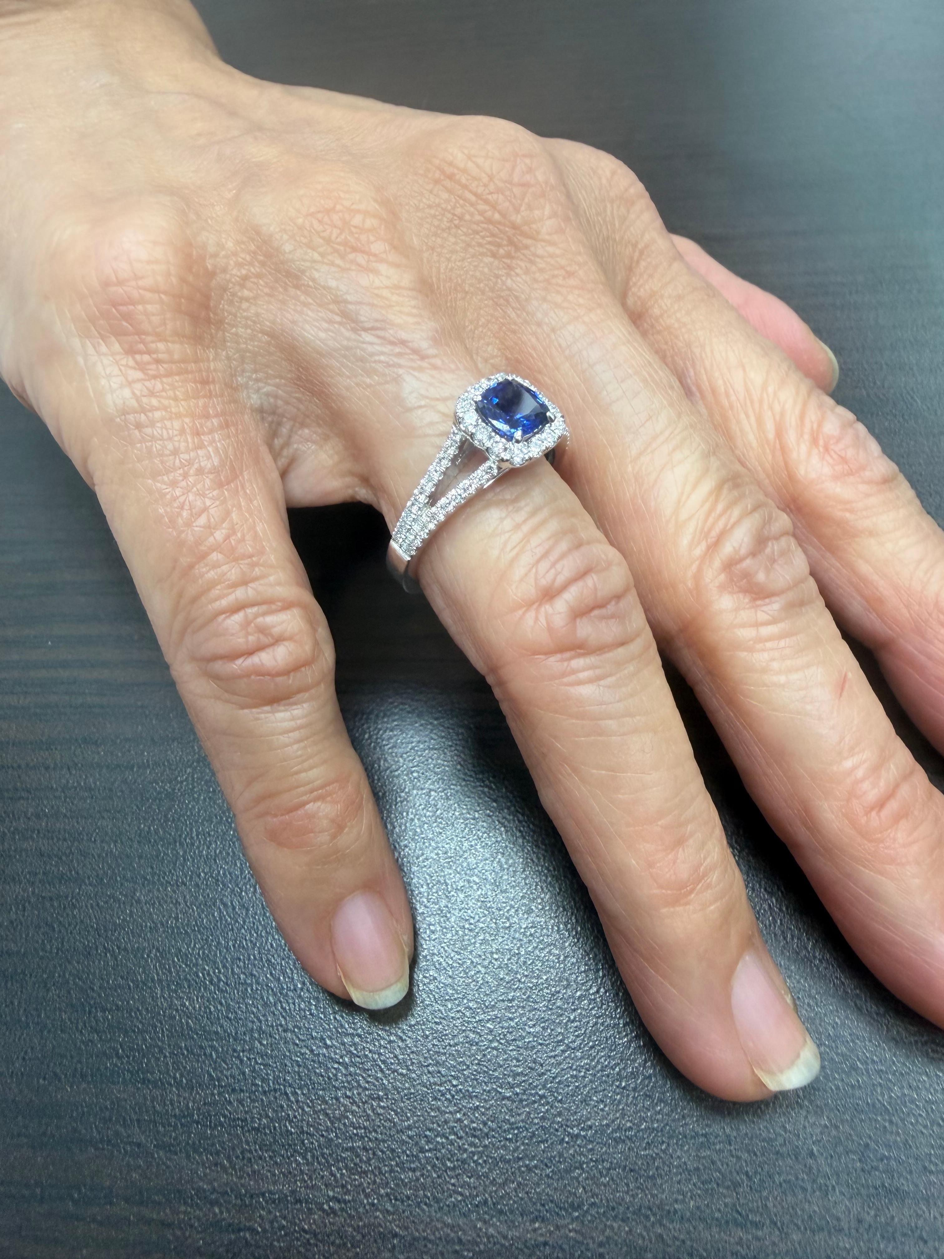 0,87 Karat Blauer Saphir Diamant Halo Ring mit geteiltem Schaft (Moderne) im Angebot