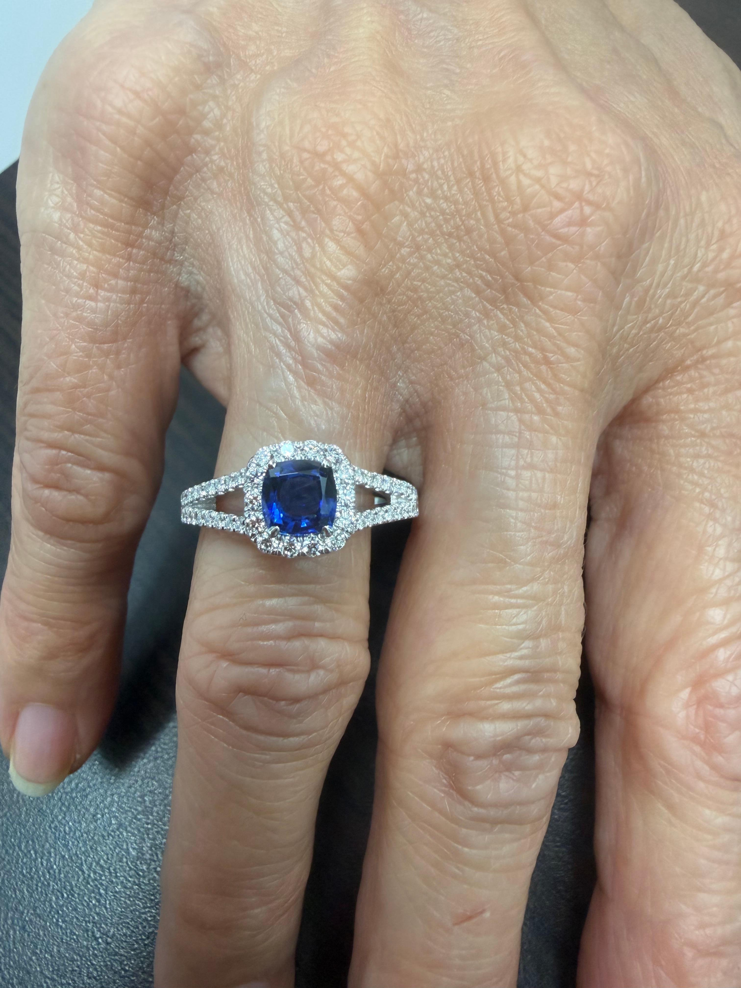 0,87 Karat Blauer Saphir Diamant Halo Ring mit geteiltem Schaft (Kissenschliff) im Angebot