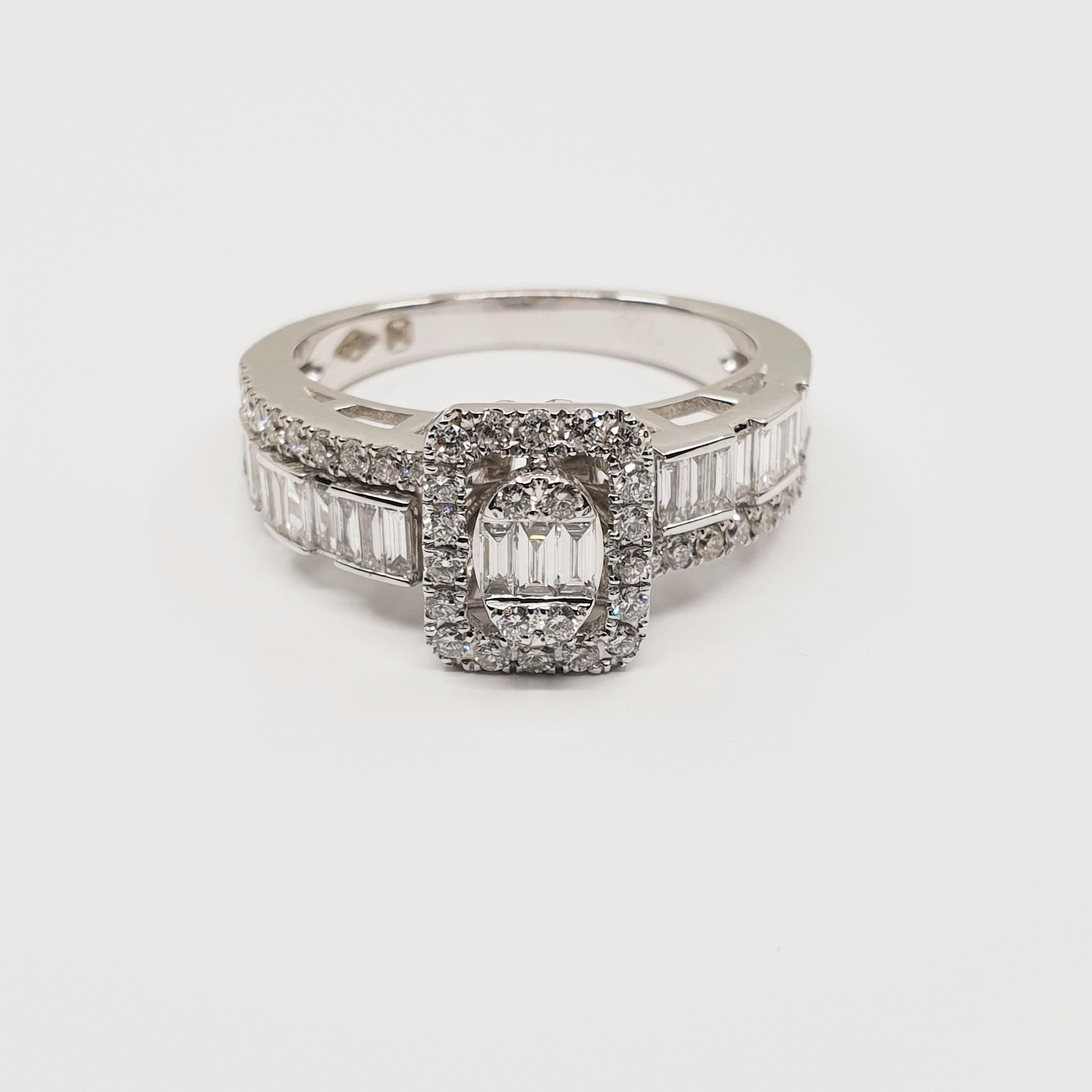 Bague en or 18k de 0,87 carat de diamants F-G/VS, taille baguette et brillante

Magnifique pièce de haute joaillerie avec un total de 0.87 carats.
Finition haute brillance. Bague finement réalisée à la main en or blanc 18k. 
Possibilité de