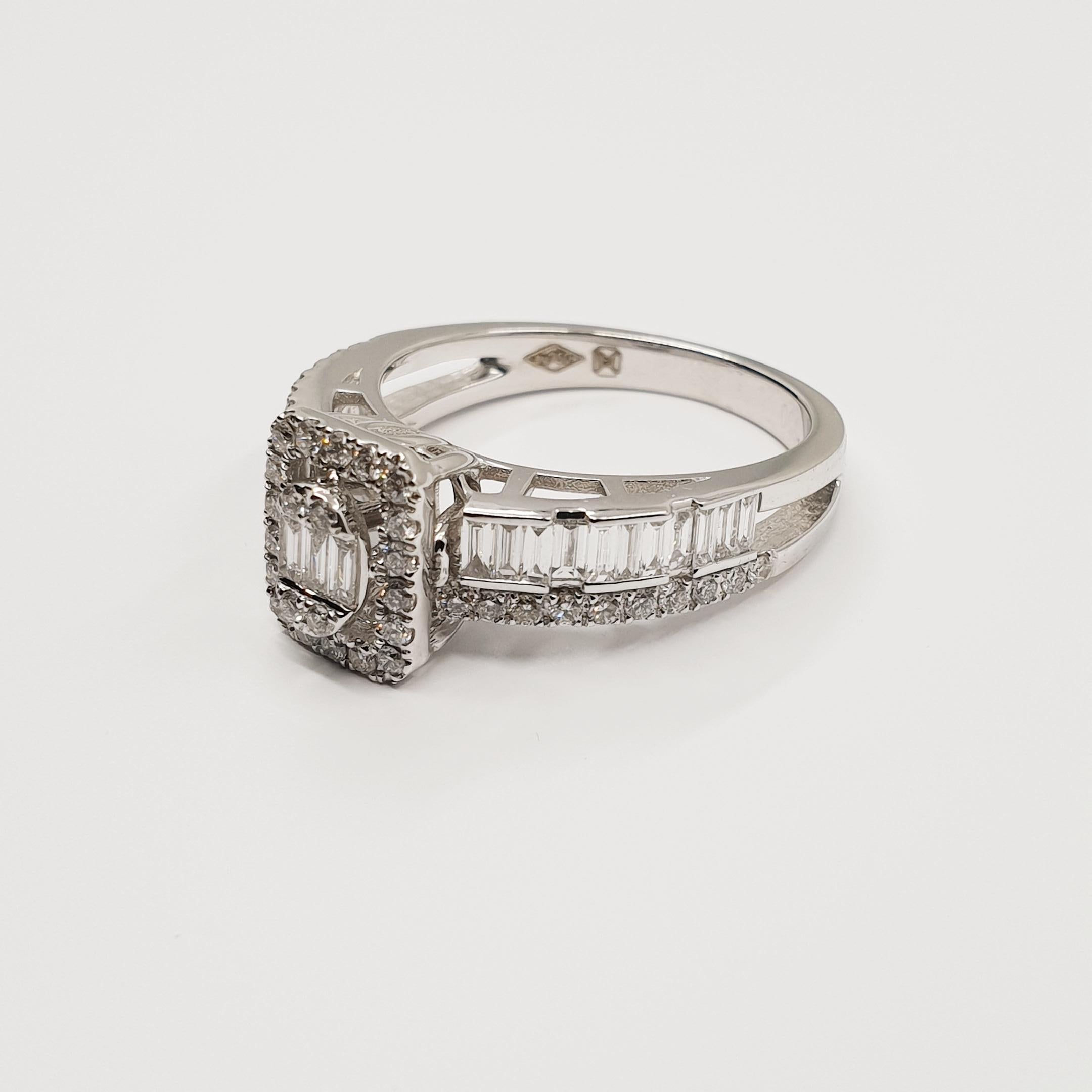 Modern 0.87 Carat Diamond Ring F-G/VS 18k Gold, Baguette and Brilliant Cut For Sale