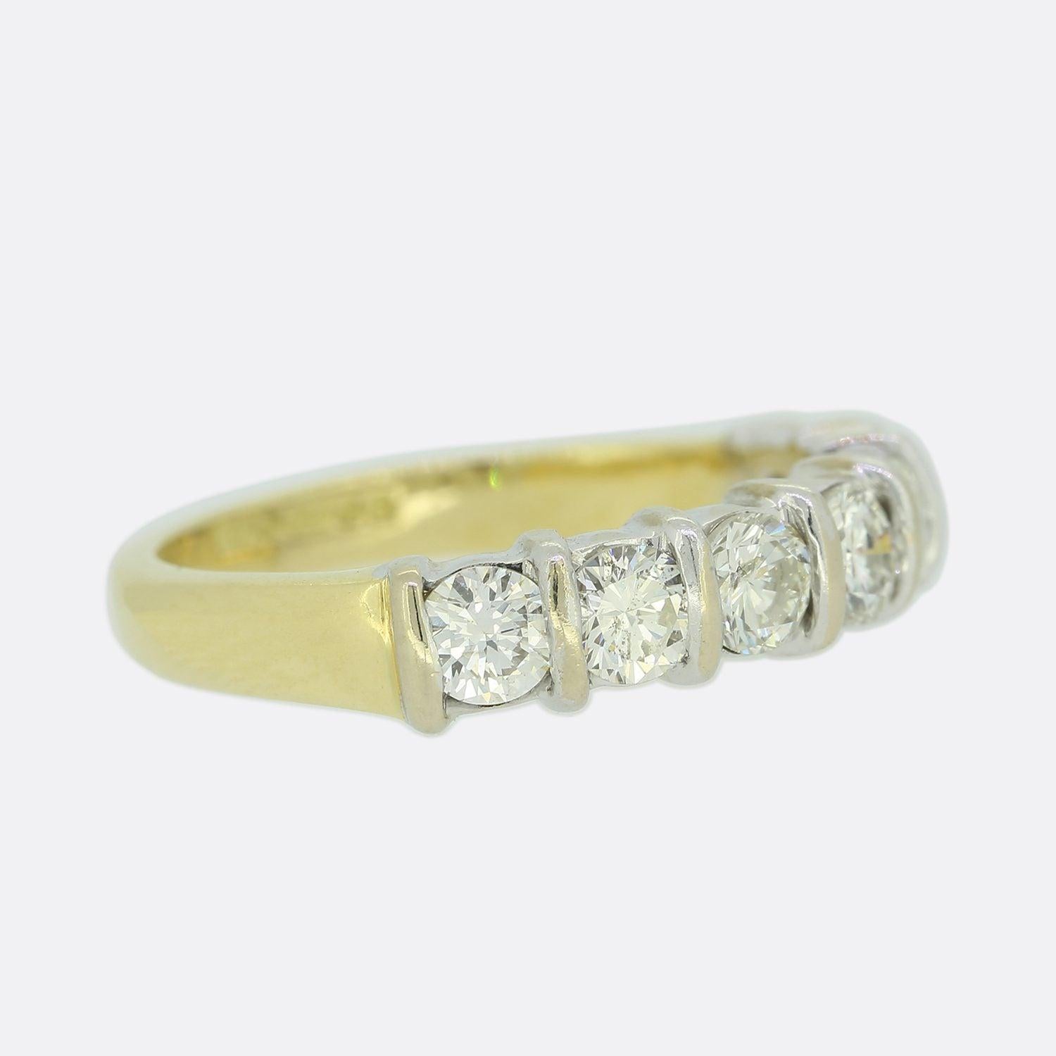 Dies ist ein 18ct Gelbgold Diamant sieben Stein Ring. Der Schaft des Rings ist aus 18 Karat Gelbgold, aber die runden Diamanten im Brillantschliff sind in Weißgold gefasst, um ihr wunderbares Funkeln zur Geltung zu bringen.

Zustand: Gebraucht (Sehr