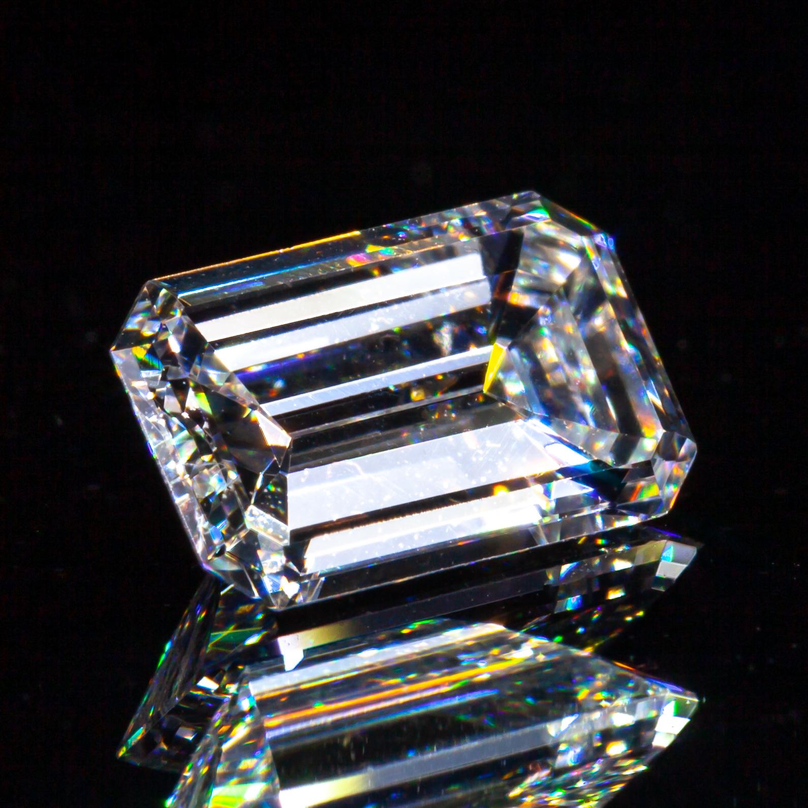 Moderne 0.87 Carat Loose D / VS1 Emerald Cut Diamond certifié GIA en vente