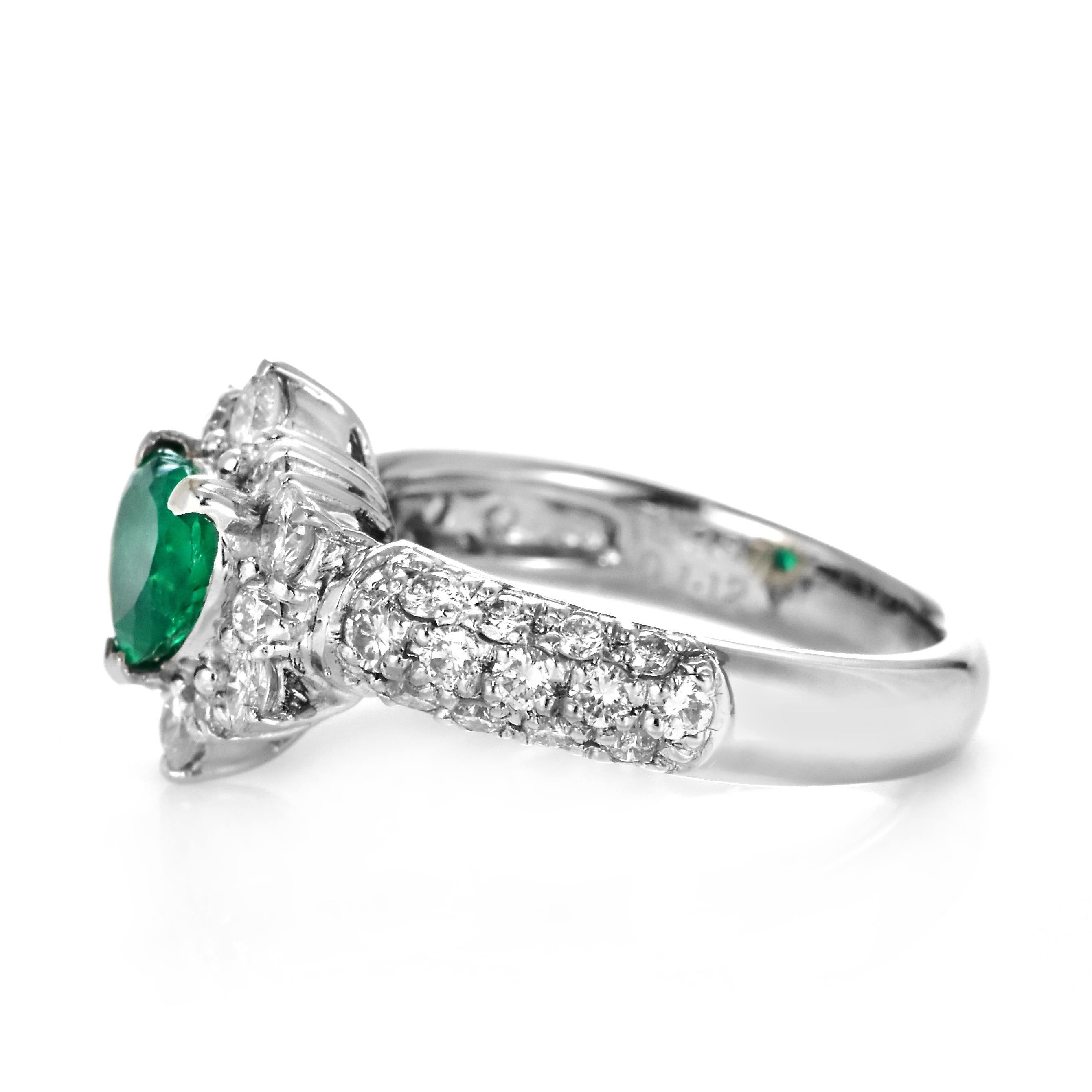 Esmeralda verde vivo colombiana natural de 0.87 quilates y anillo de diamantes engastados en platino en venta 4