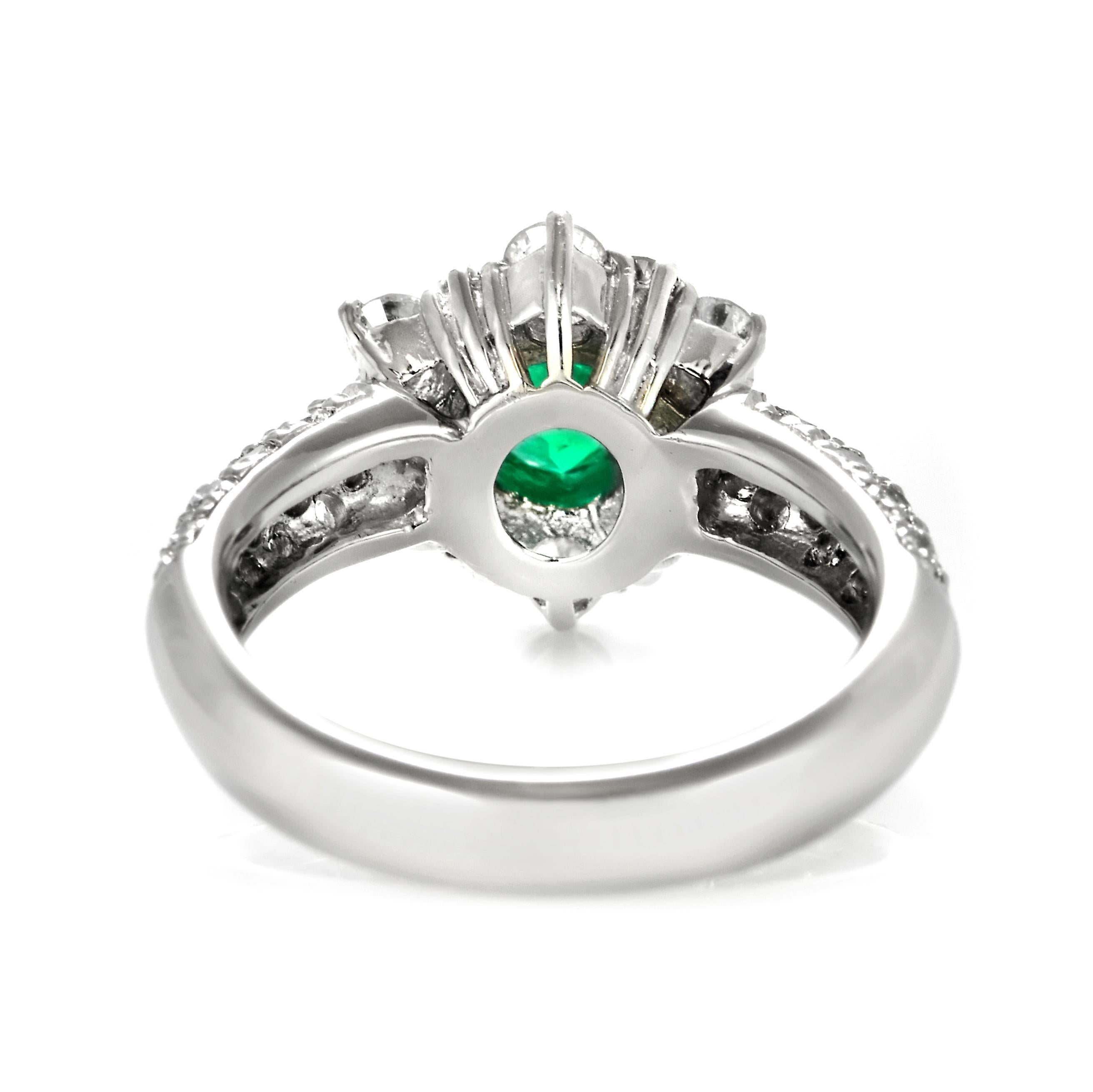 Esmeralda verde vivo colombiana natural de 0.87 quilates y anillo de diamantes engastados en platino en venta 5