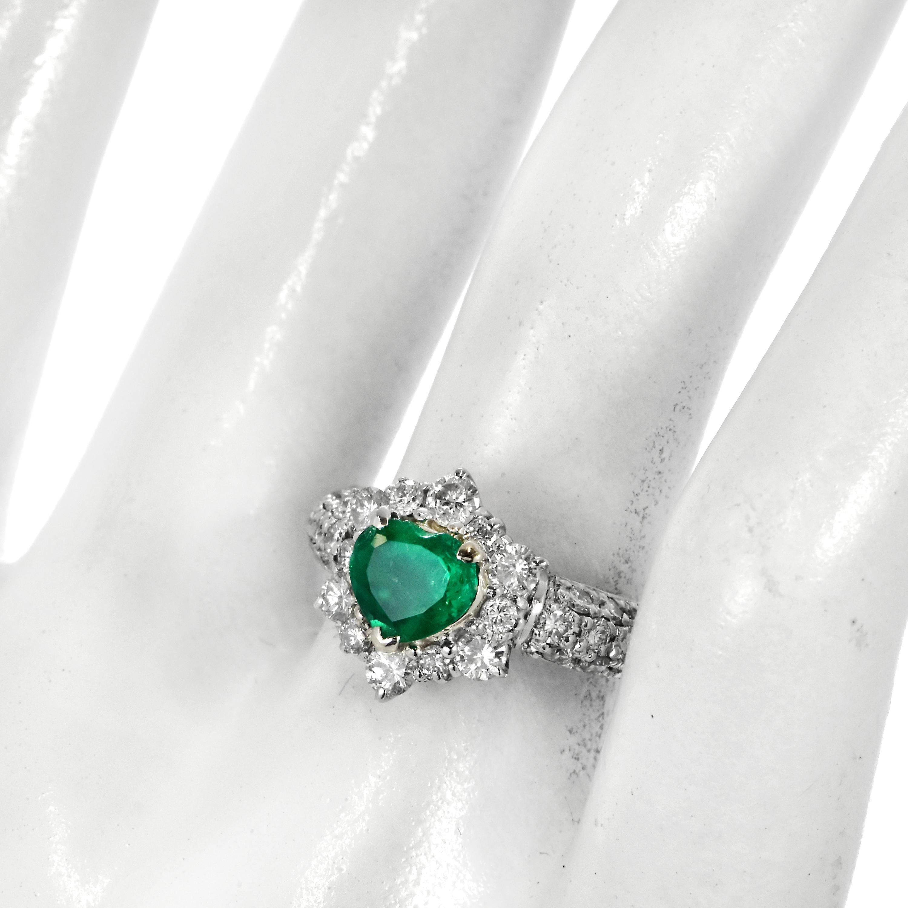 Esmeralda verde vivo colombiana natural de 0.87 quilates y anillo de diamantes engastados en platino en venta 6