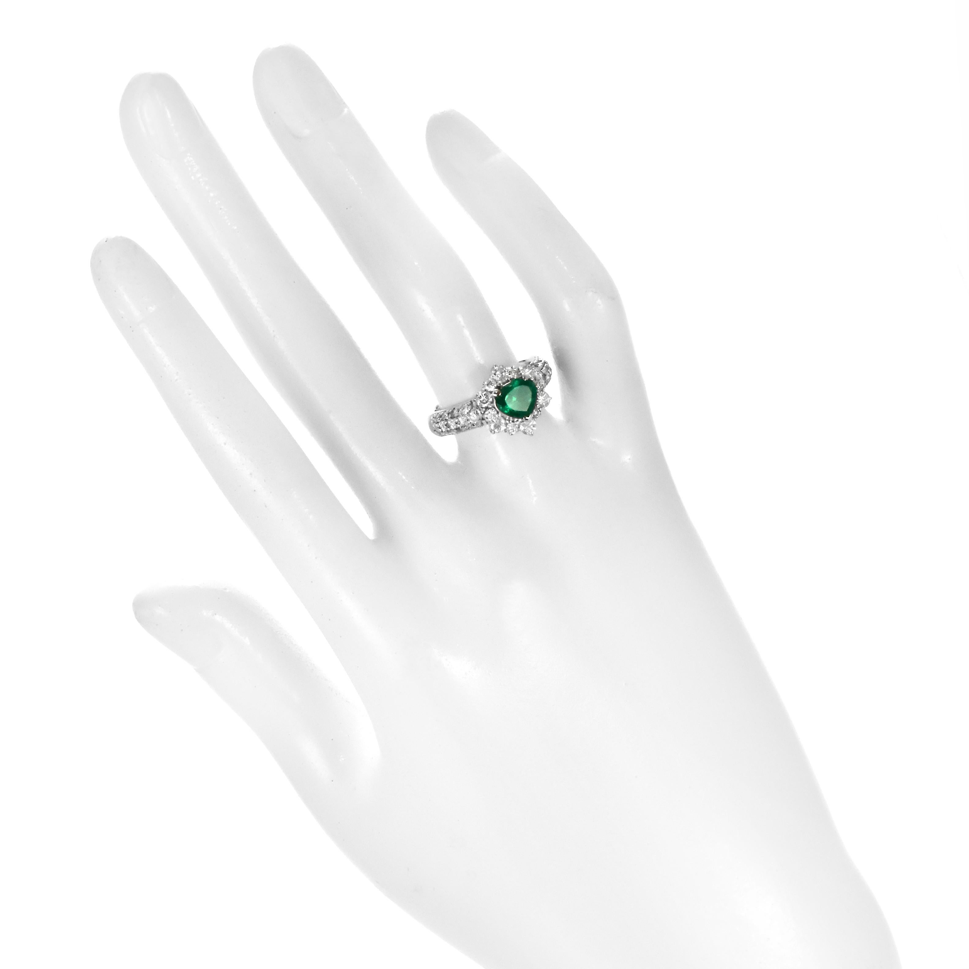 Esmeralda verde vivo colombiana natural de 0.87 quilates y anillo de diamantes engastados en platino en venta 7