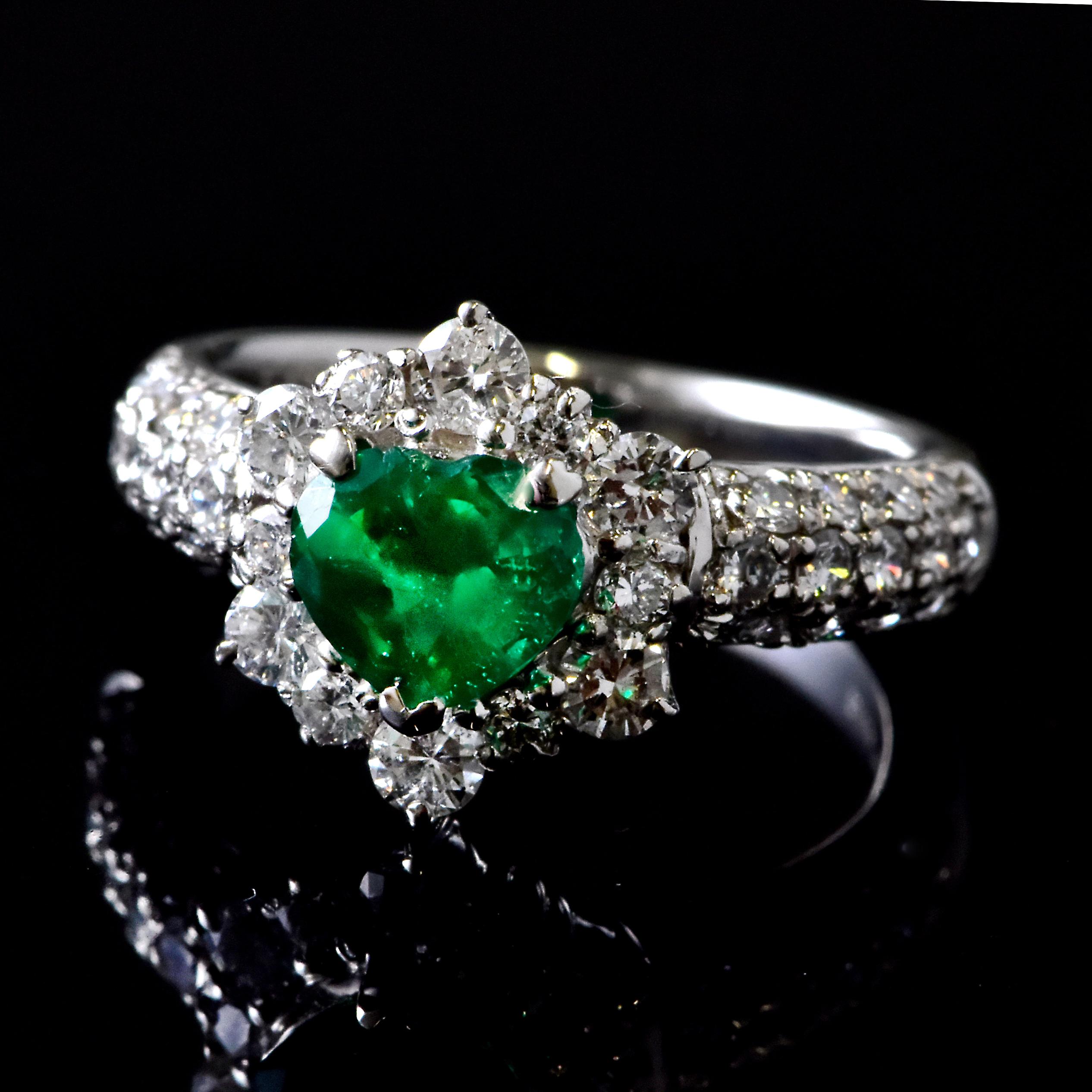 Esmeralda verde vivo colombiana natural de 0.87 quilates y anillo de diamantes engastados en platino en venta 8