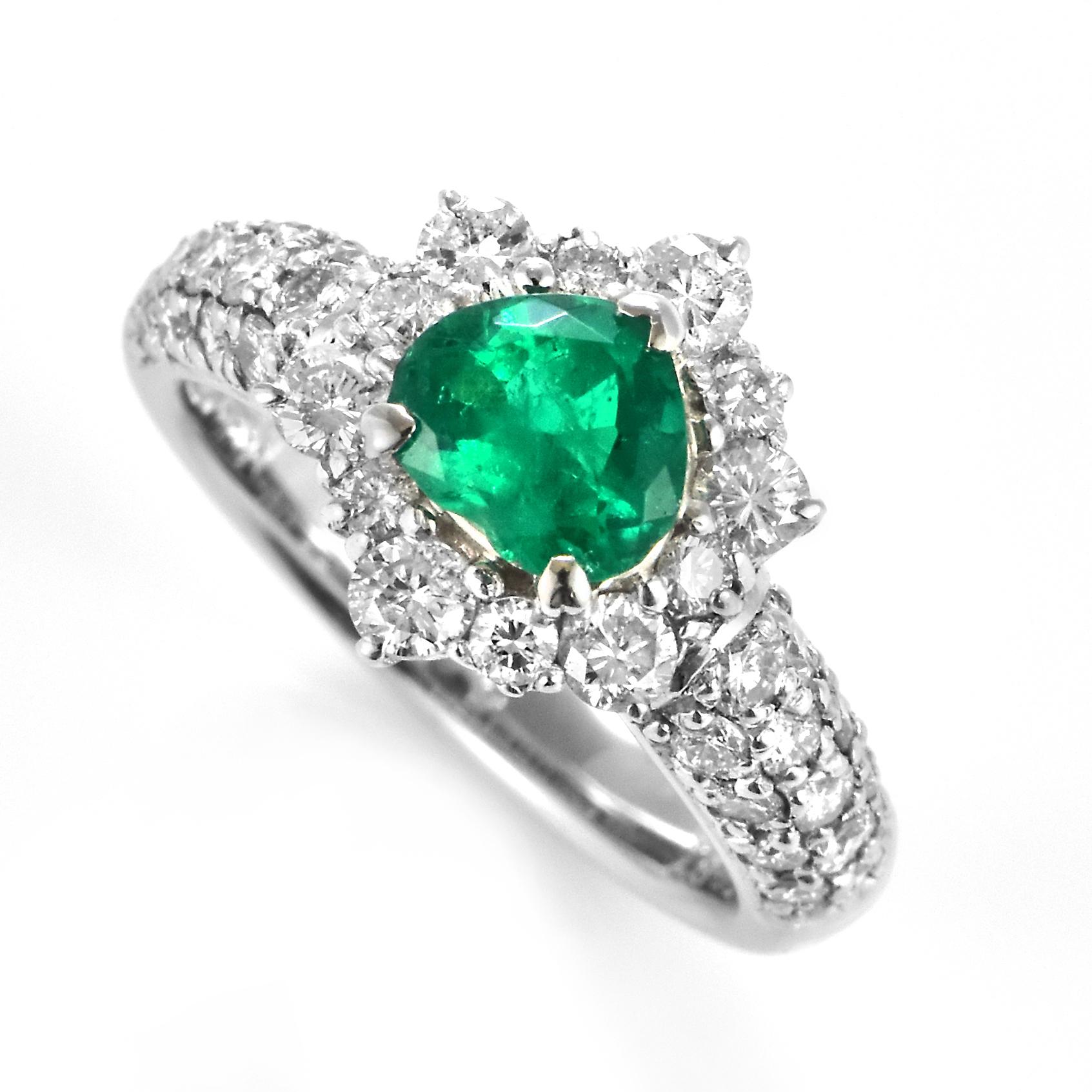 Un impresionante anillo con una Esmeralda Colombiana Natural de 0,87 quilates y 1,12 quilates de Acentos de Diamante engastados en Platino. El verde de la esmeralda se admira desde hace miles de años. Las esmeraldas siempre se han asociado con los