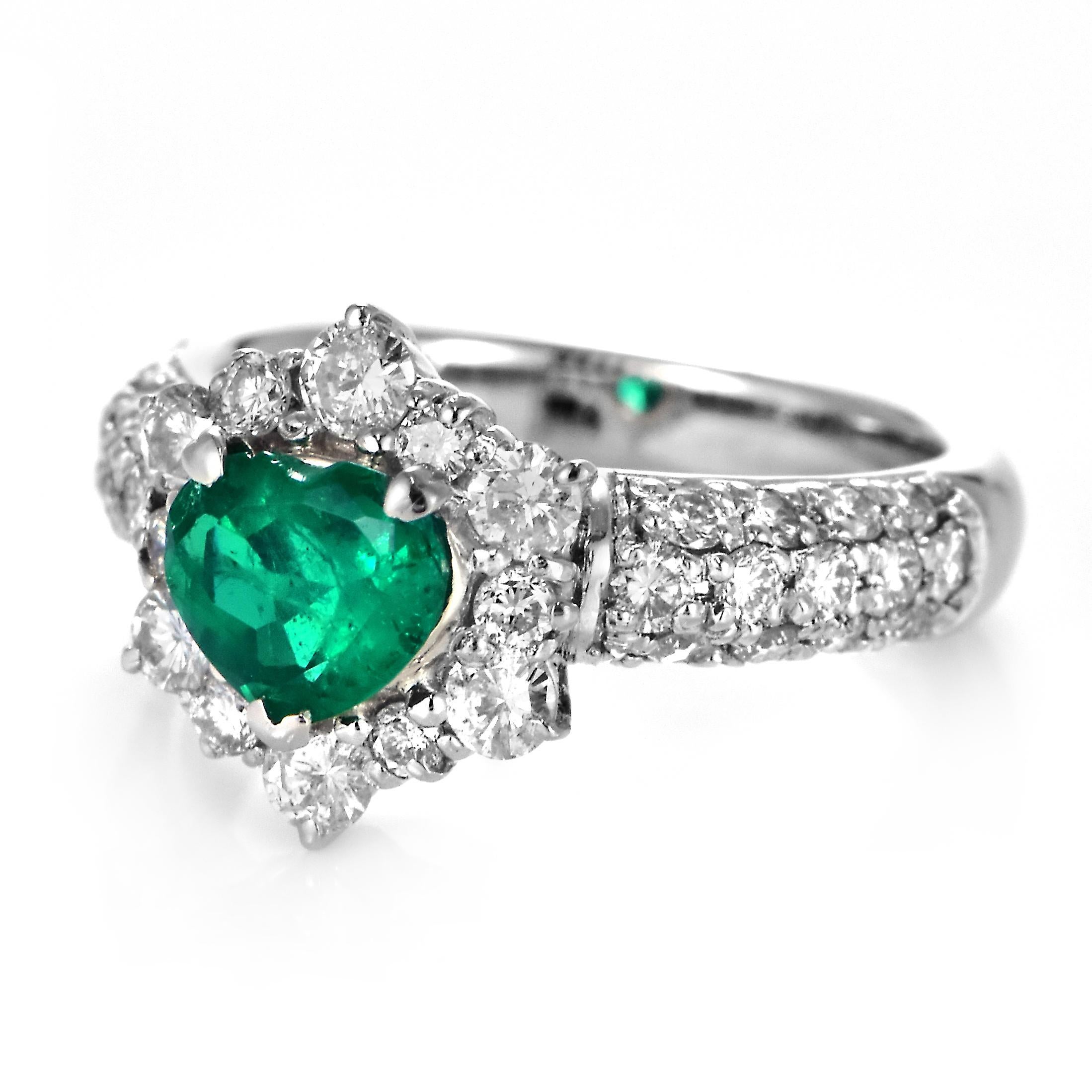 Esmeralda verde vivo colombiana natural de 0.87 quilates y anillo de diamantes engastados en platino Moderno en venta
