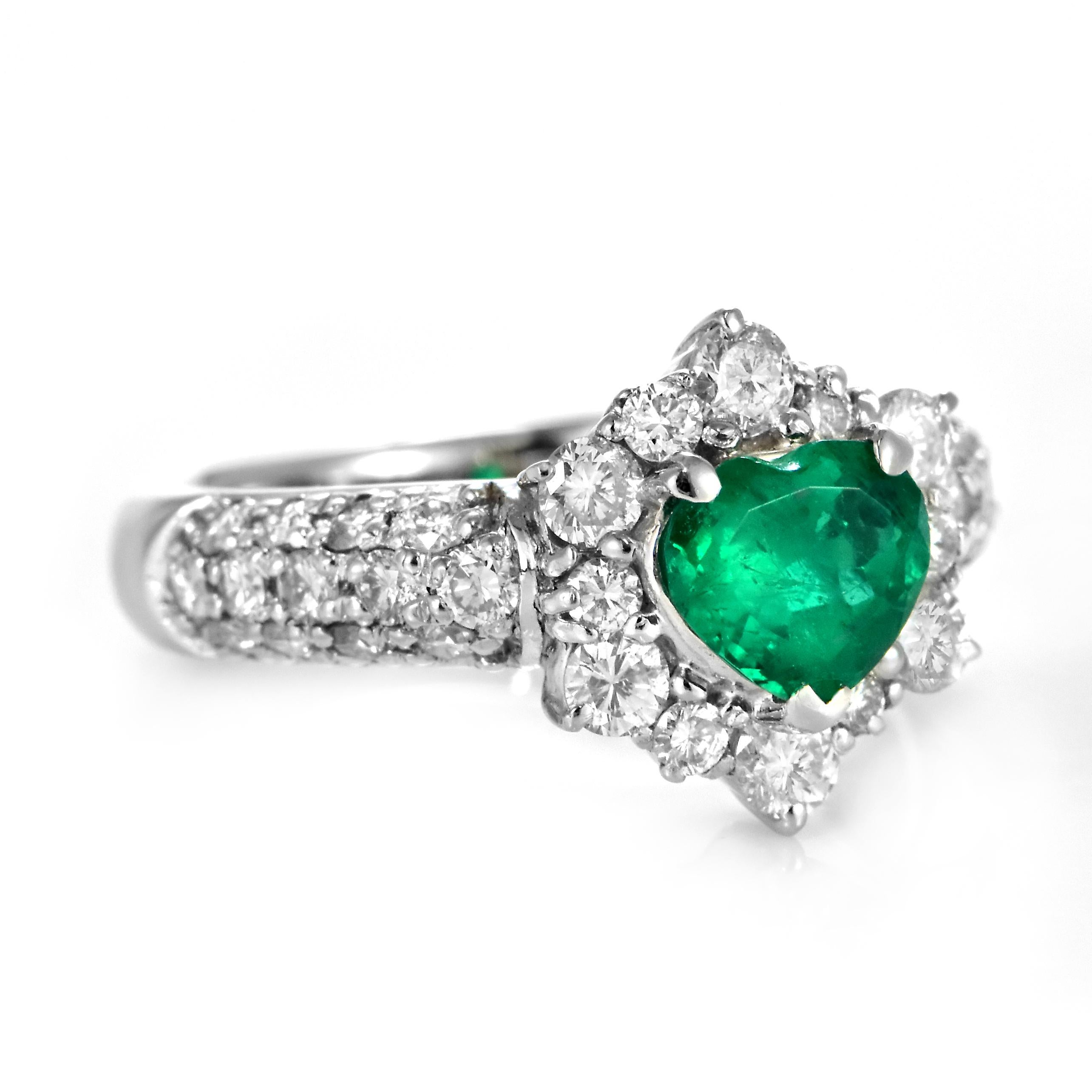 Esmeralda verde vivo colombiana natural de 0.87 quilates y anillo de diamantes engastados en platino Corte de corazón en venta