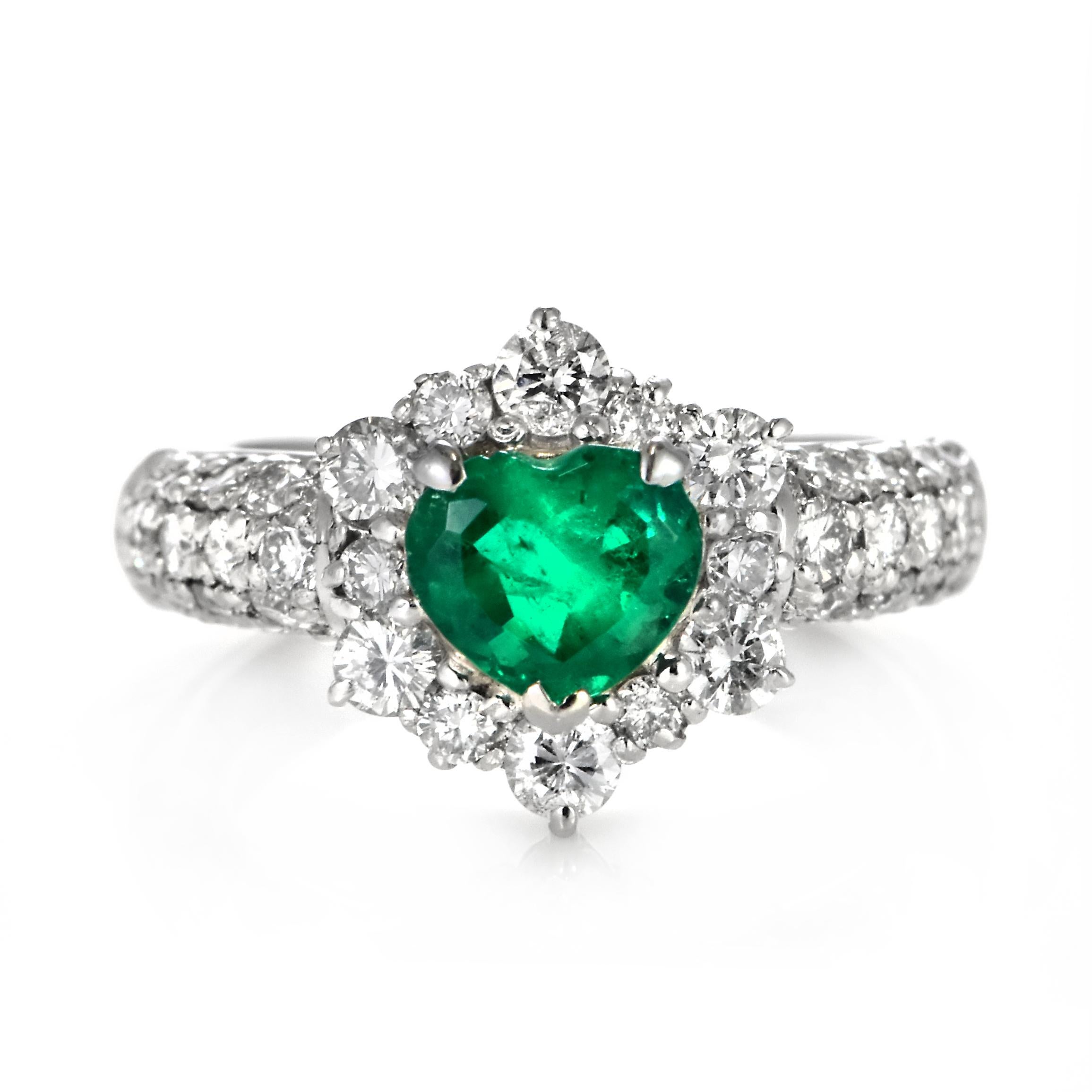 Esmeralda verde vivo colombiana natural de 0.87 quilates y anillo de diamantes engastados en platino en Nuevo estado para la venta en Tokyo, JP