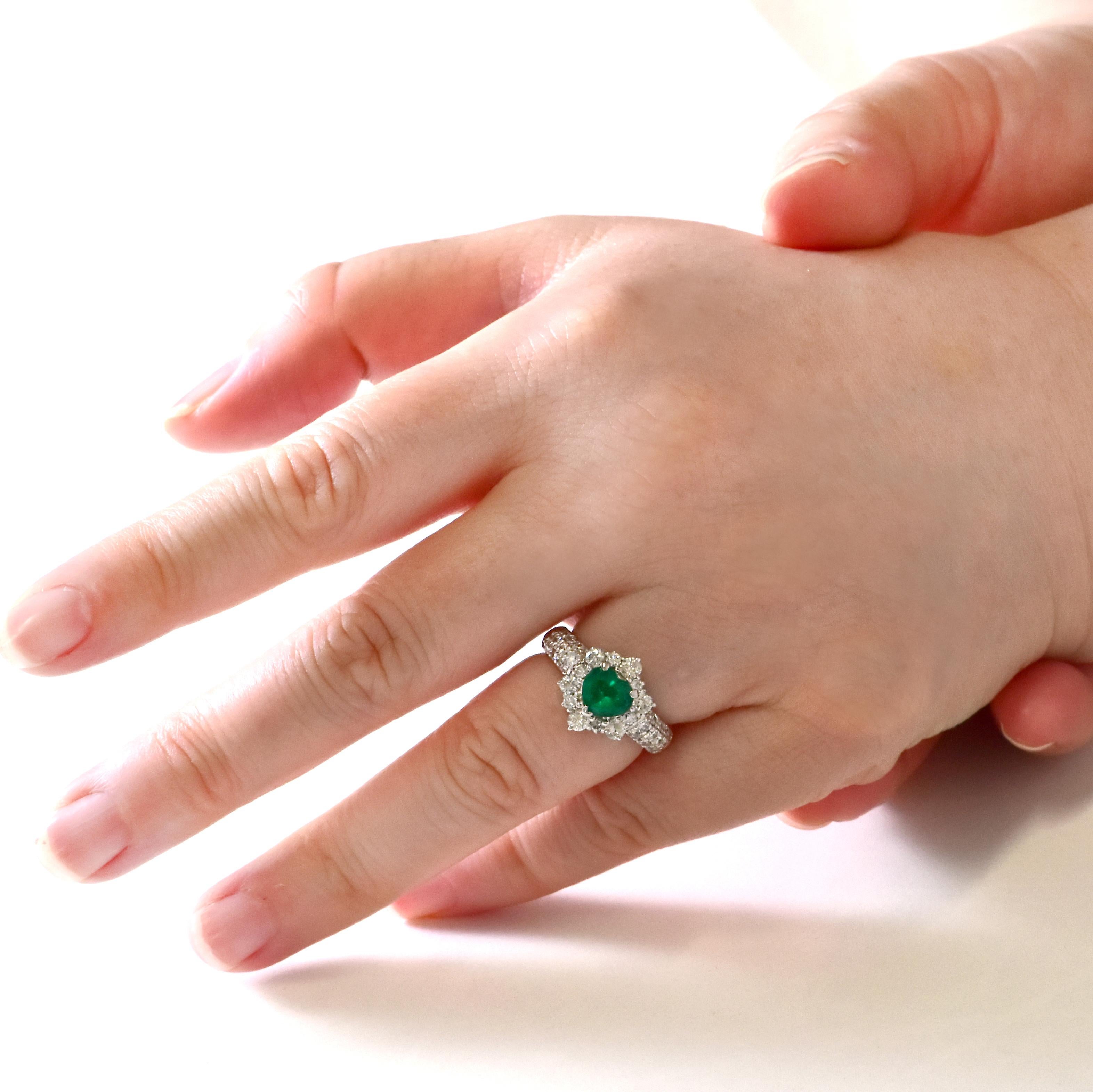 De las mujeres Esmeralda verde vivo colombiana natural de 0.87 quilates y anillo de diamantes engastados en platino en venta