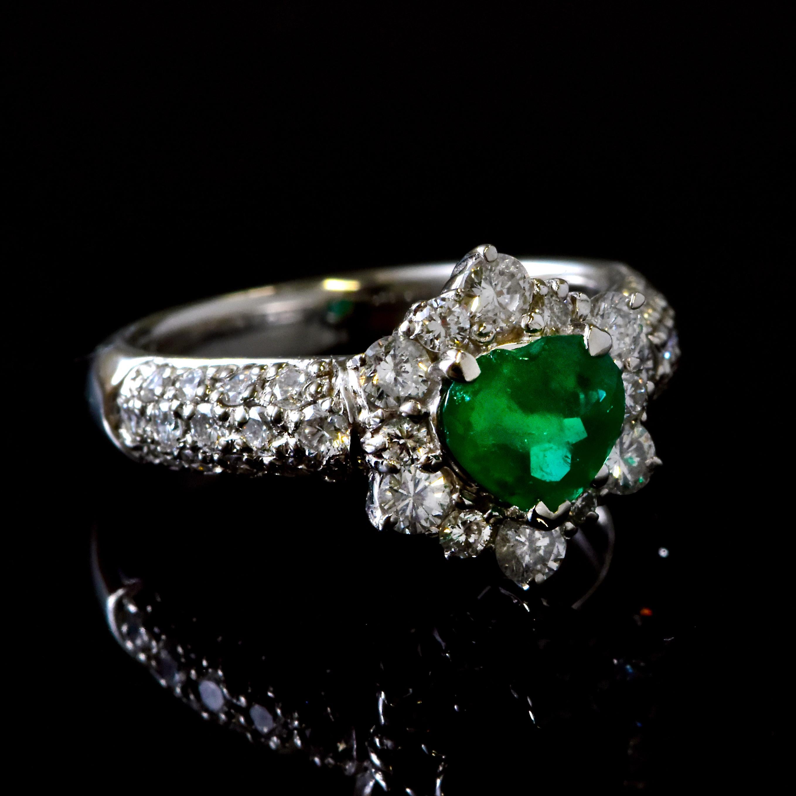 Esmeralda verde vivo colombiana natural de 0.87 quilates y anillo de diamantes engastados en platino en venta 1