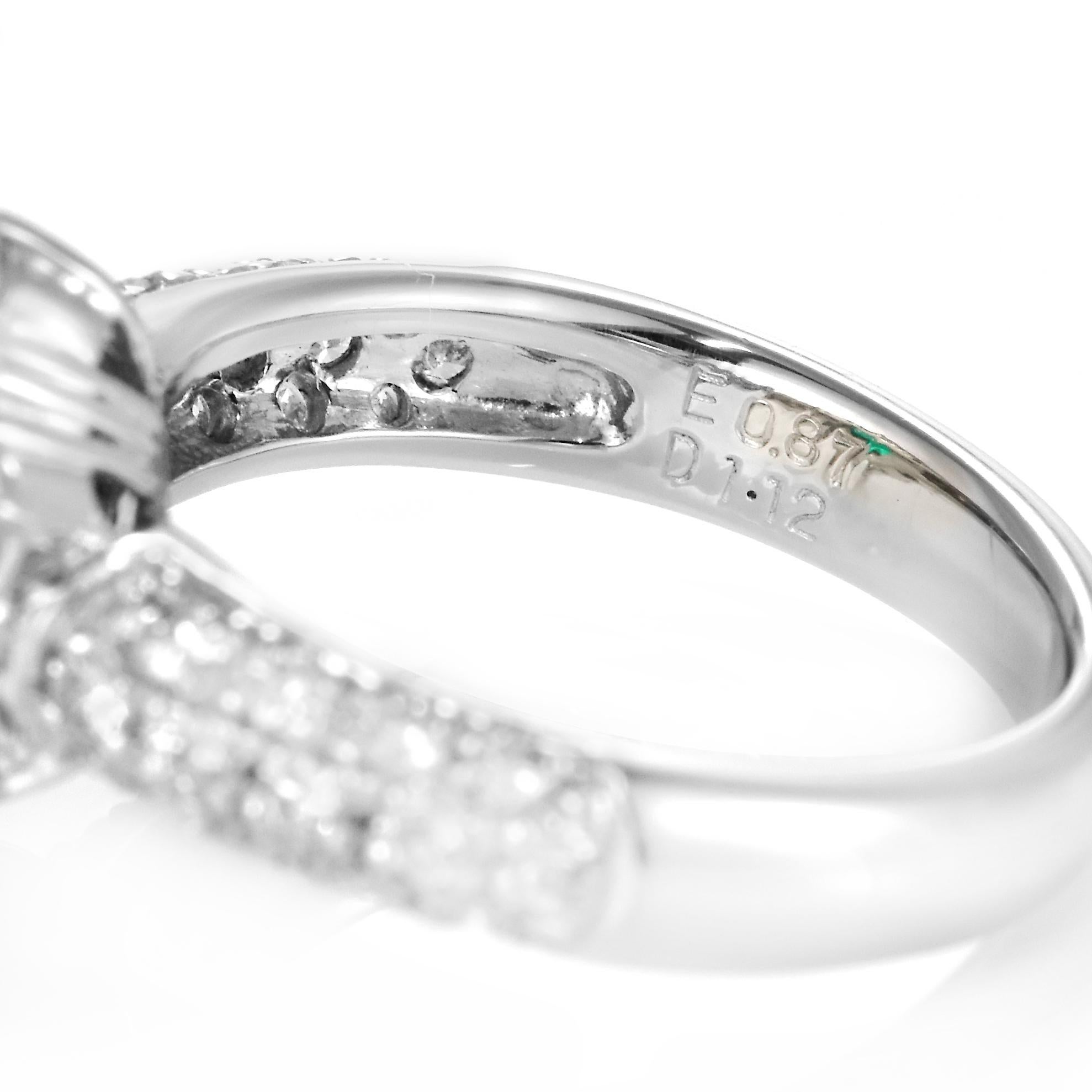 Esmeralda verde vivo colombiana natural de 0.87 quilates y anillo de diamantes engastados en platino en venta 2