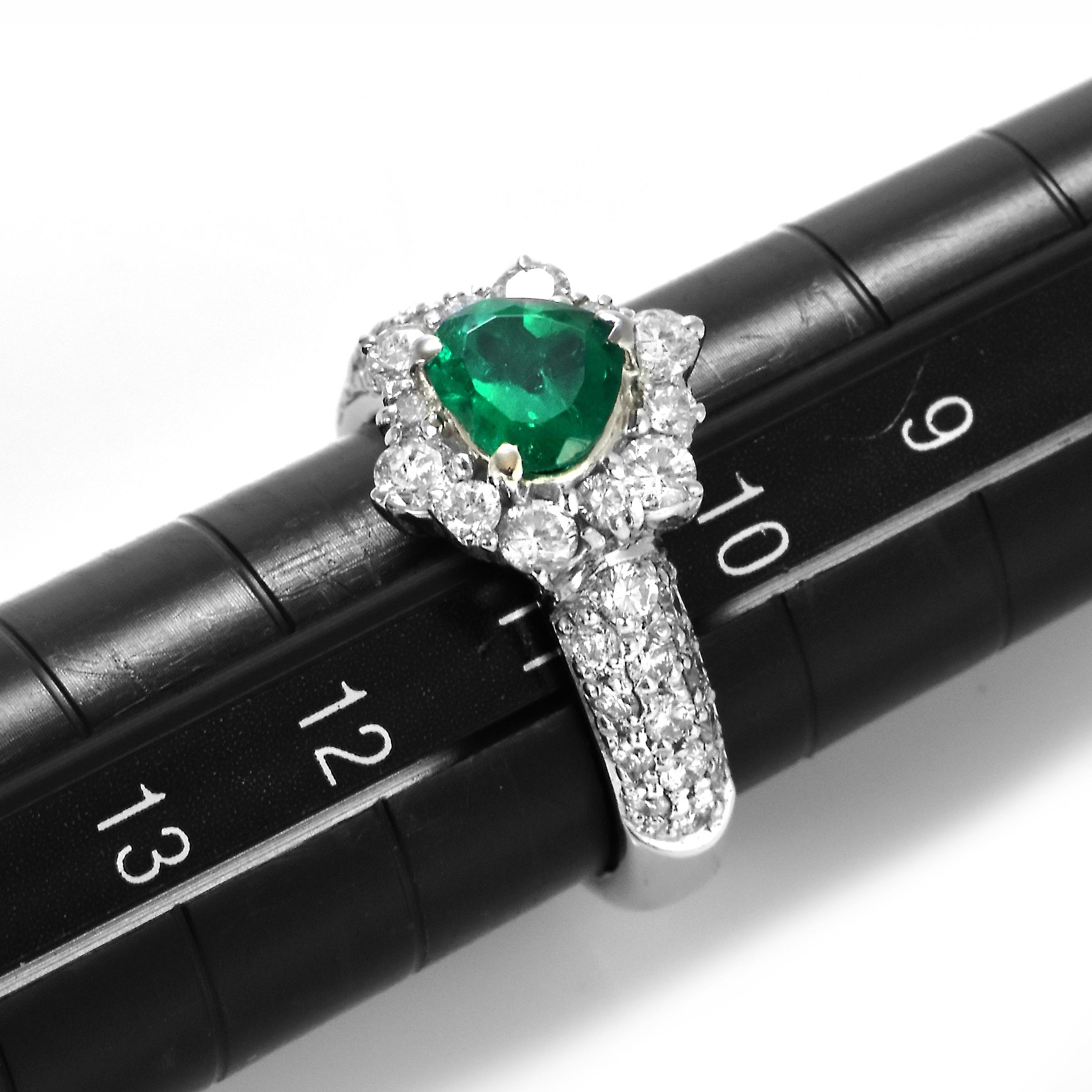 Esmeralda verde vivo colombiana natural de 0.87 quilates y anillo de diamantes engastados en platino en venta 3