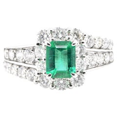 0,87 Karat Ring mit natürlichem Smaragd und Diamant in Platin gefasst