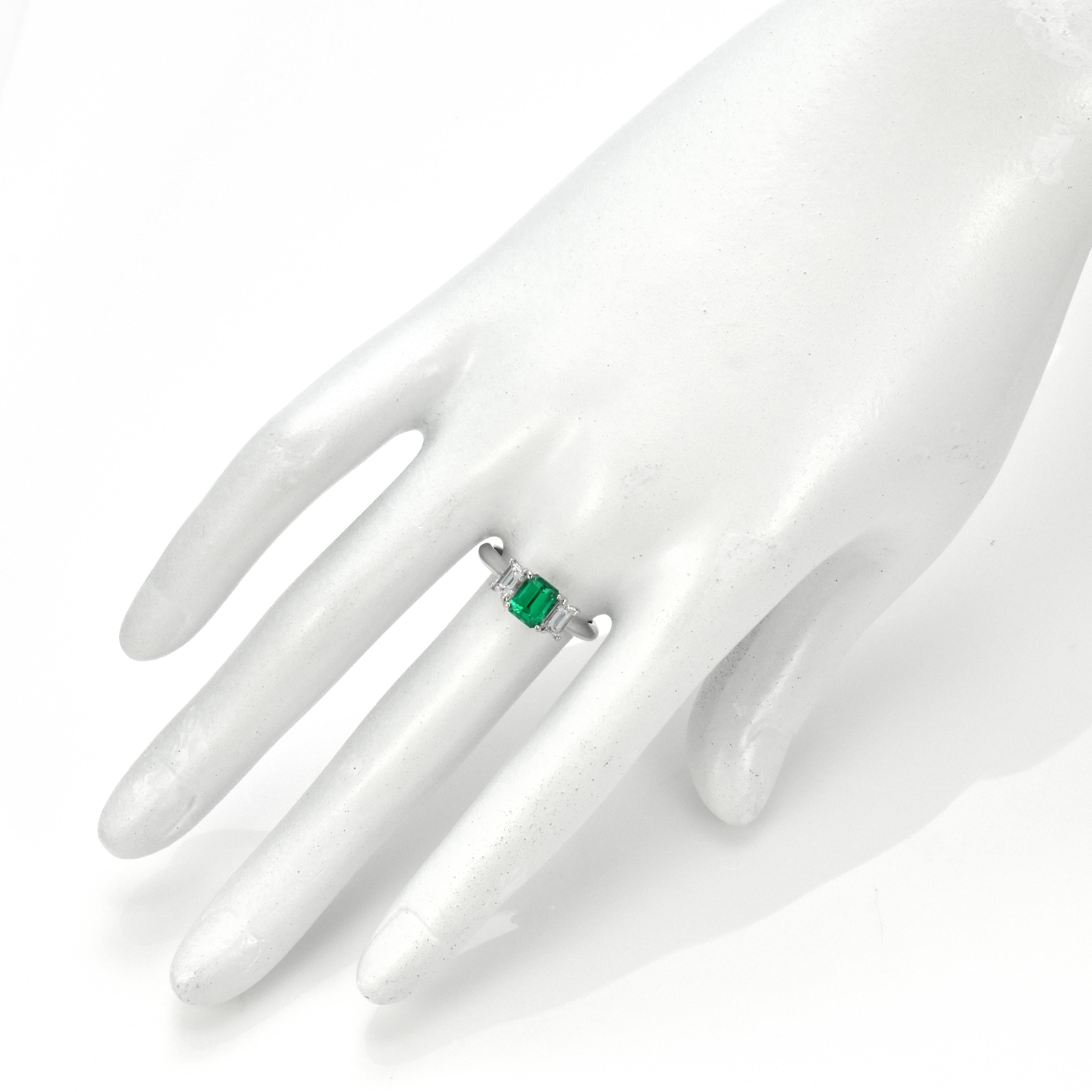 0.87 Carat Nature Vivid Diamonds & Emerald Colombian Ring Made in Platinum en vente 4