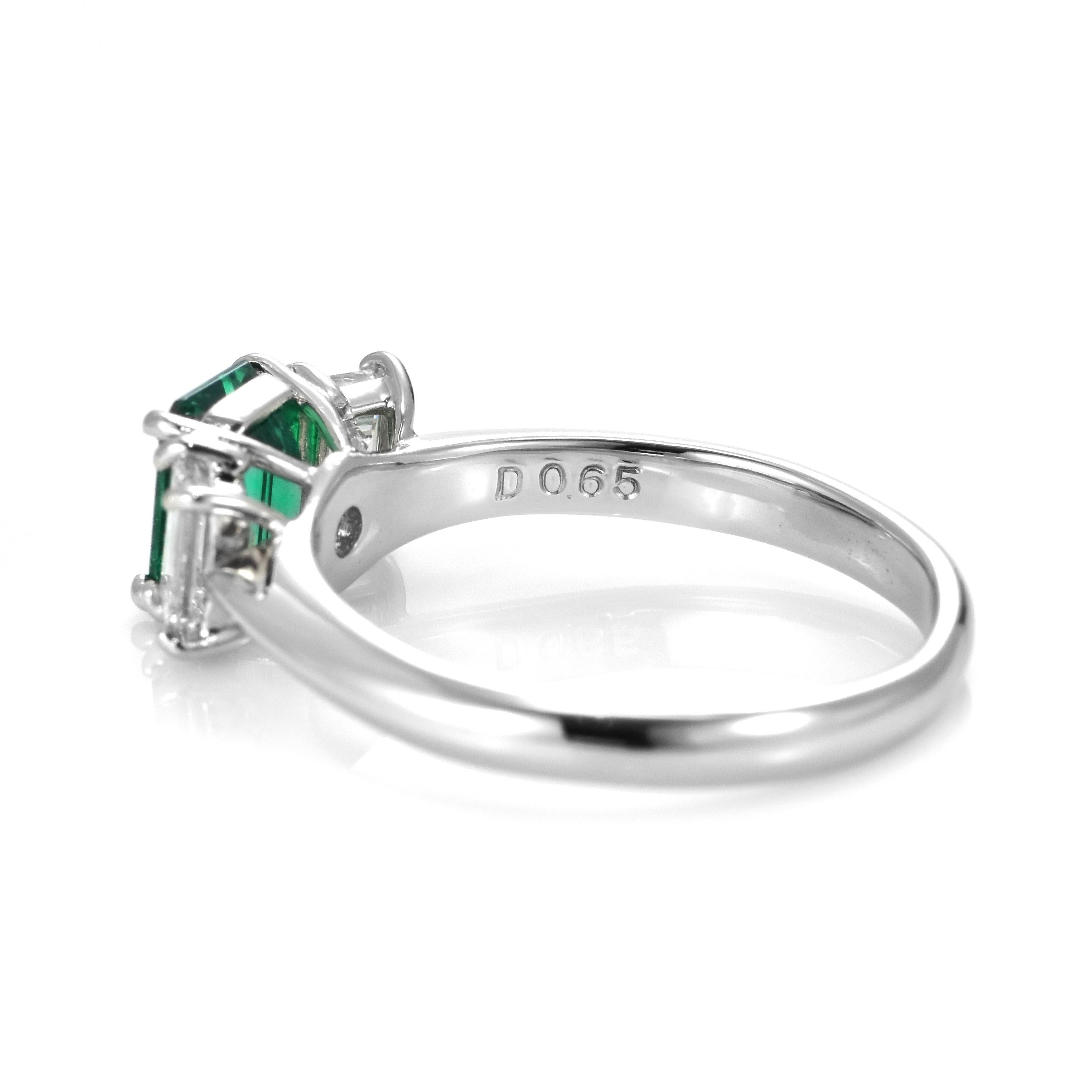 0.87 Carat Nature Vivid Diamonds & Emerald Colombian Ring Made in Platinum en vente 5