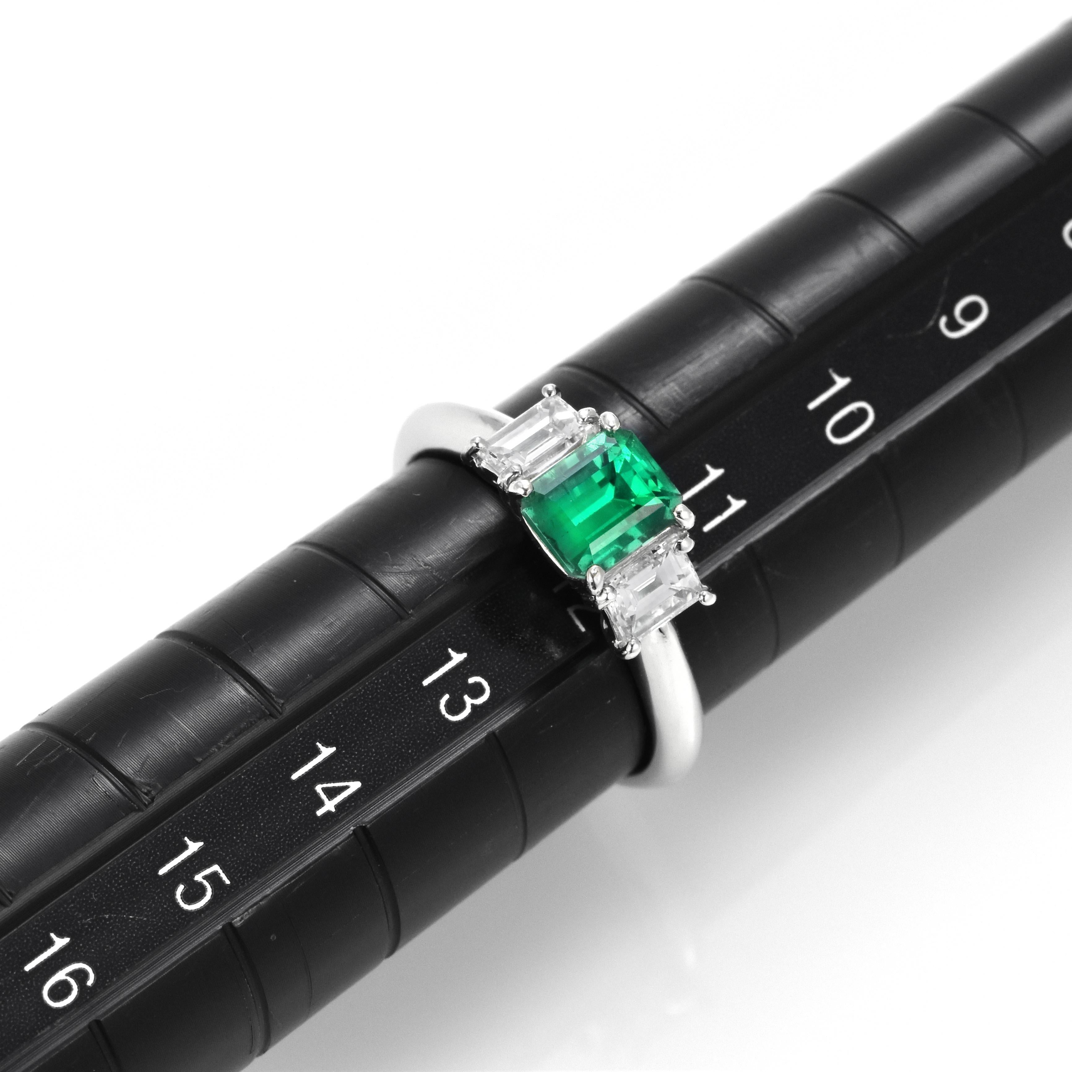 0.87 Carat Nature Vivid Diamonds & Emerald Colombian Ring Made in Platinum en vente 6