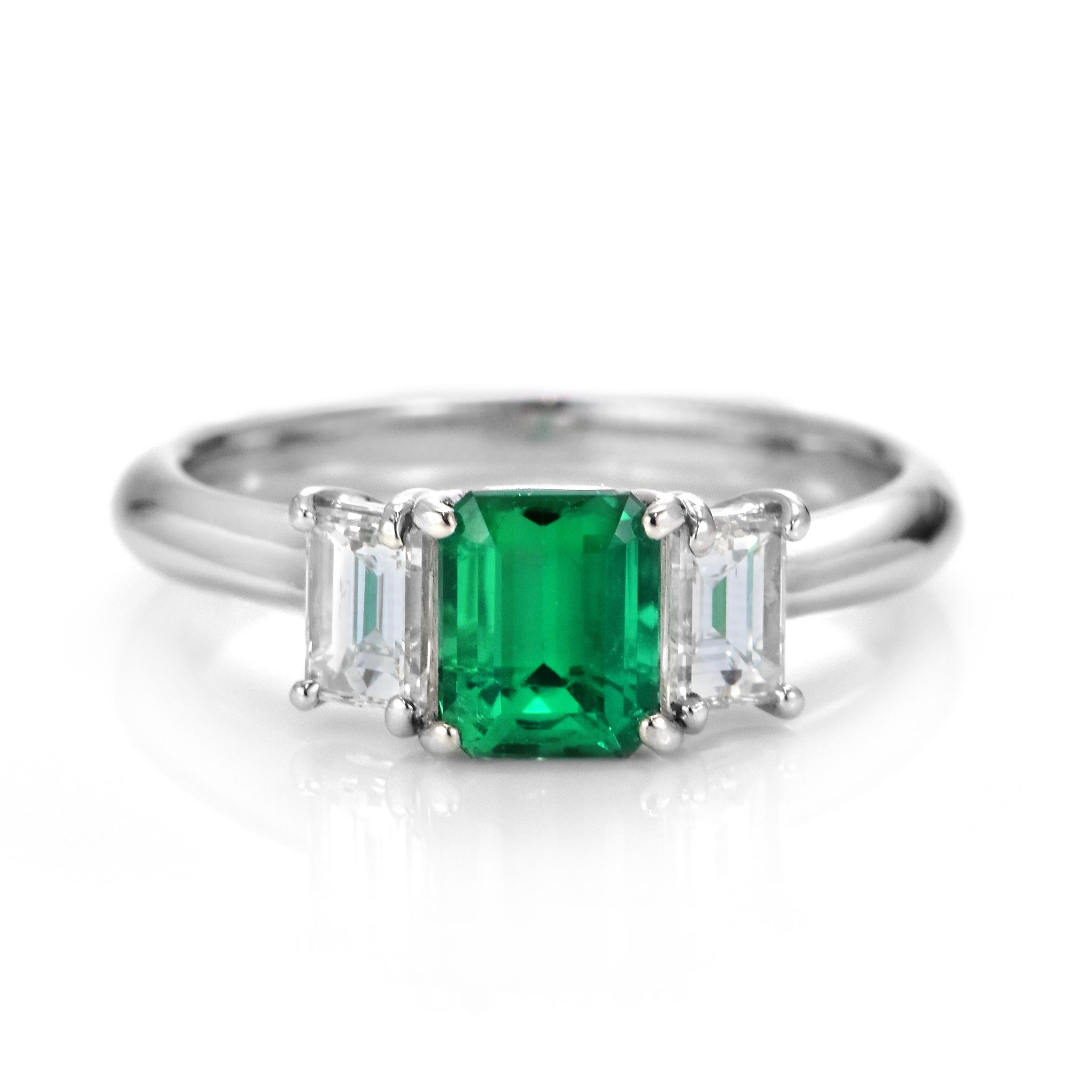 Cette magnifique bague est ornée d'une émeraude colombienne naturelle de 0,87 carat certifiée par le GIA et de 0,65 carat de diamants sertis dans du platine. Les gens admirent le vert de l'émeraude depuis des milliers d'années. Les émeraudes ont
