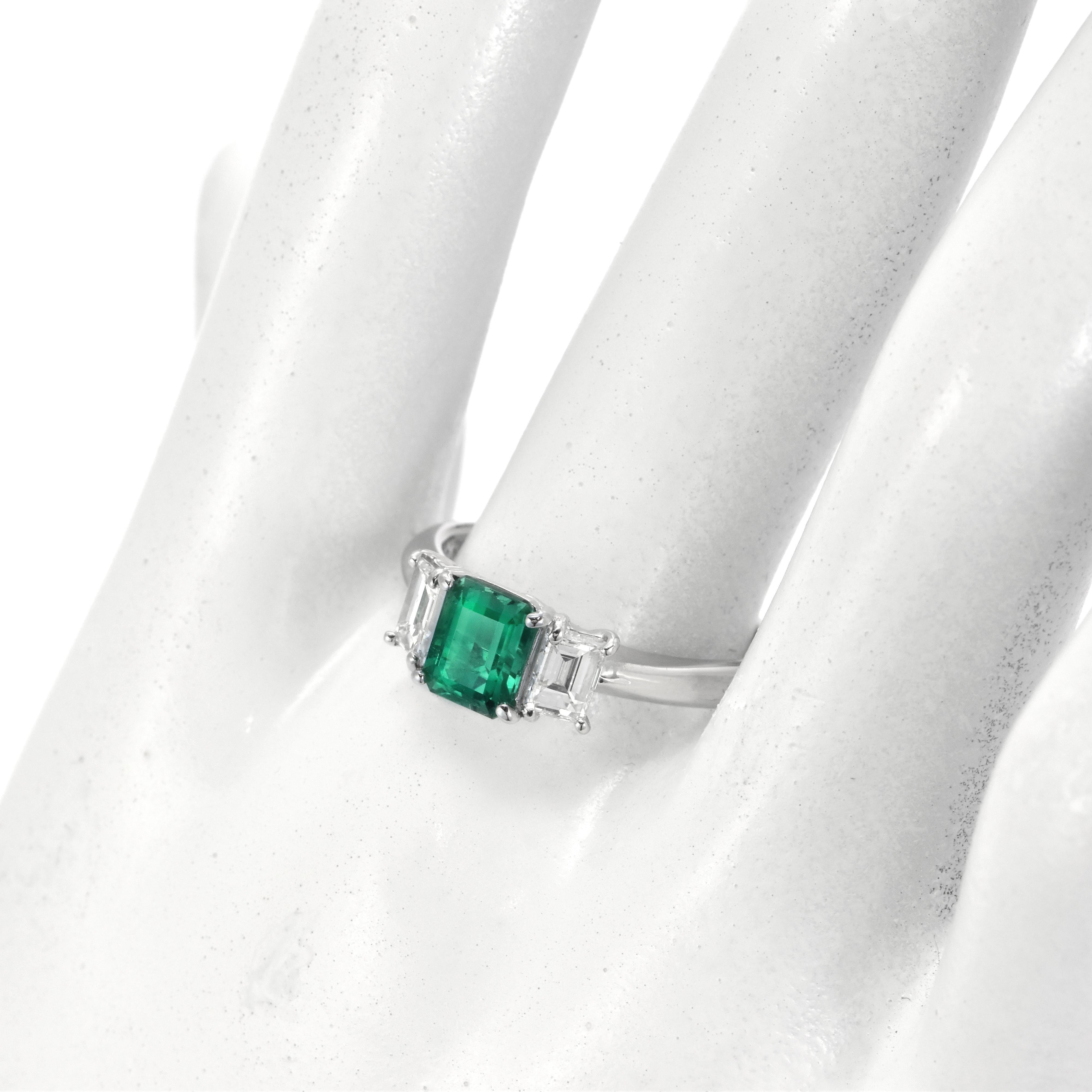 Moderne 0.87 Carat Nature Vivid Diamonds & Emerald Colombian Ring Made in Platinum en vente
