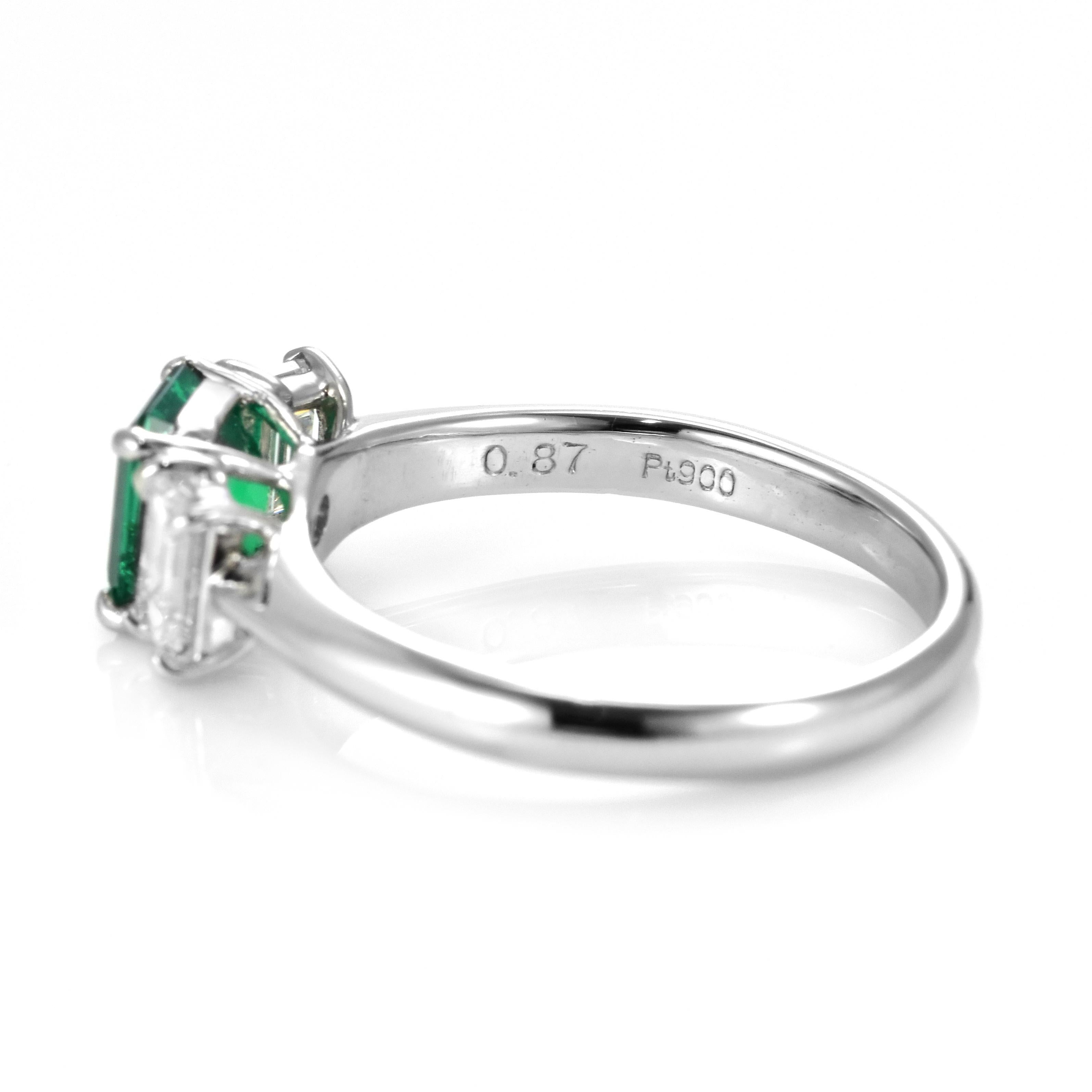 Taille émeraude 0.87 Carat Nature Vivid Diamonds & Emerald Colombian Ring Made in Platinum en vente