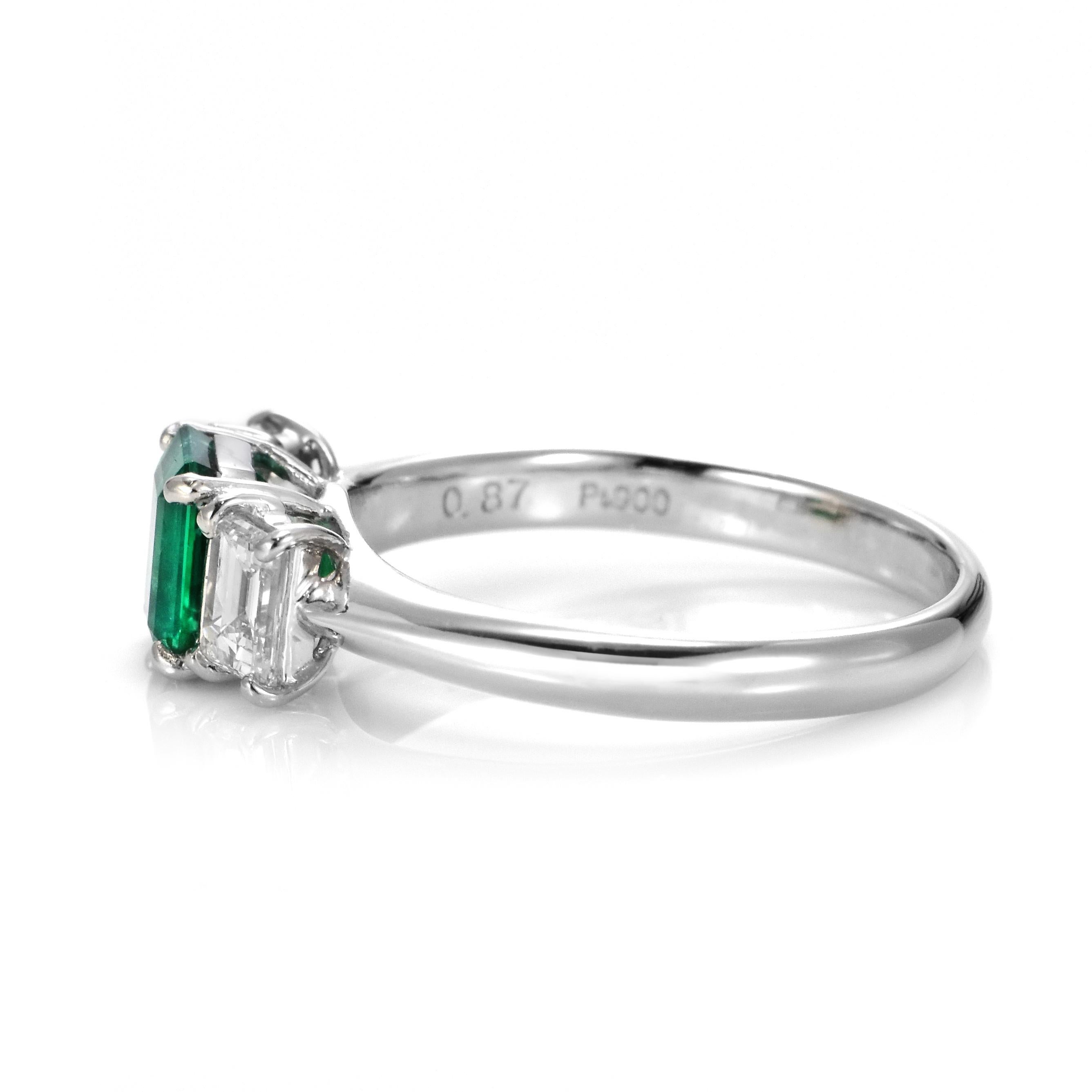 0.87 Carat Nature Vivid Diamonds & Emerald Colombian Ring Made in Platinum Neuf - En vente à Tokyo, JP