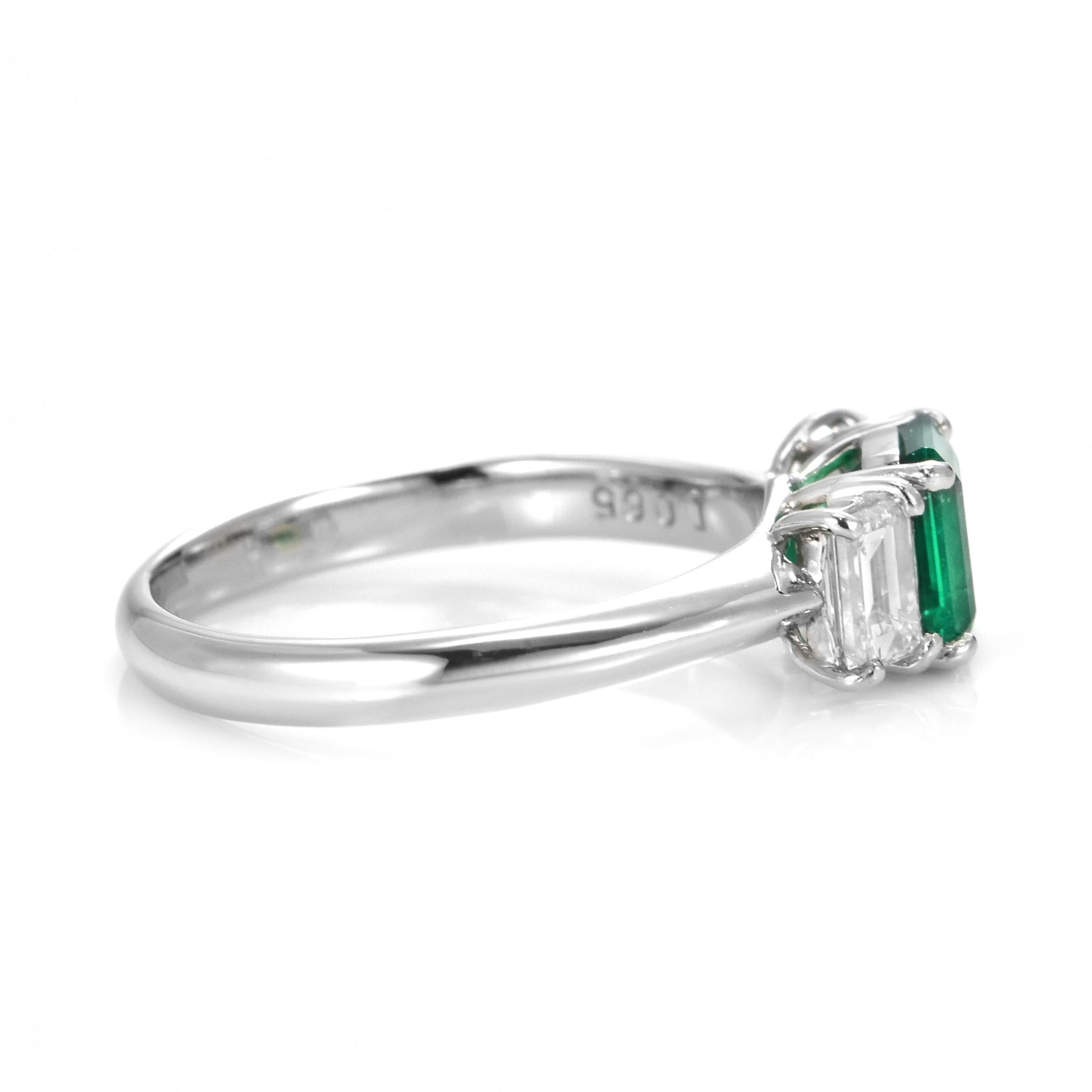 0.87 Carat Nature Vivid Diamonds & Emerald Colombian Ring Made in Platinum Pour femmes en vente
