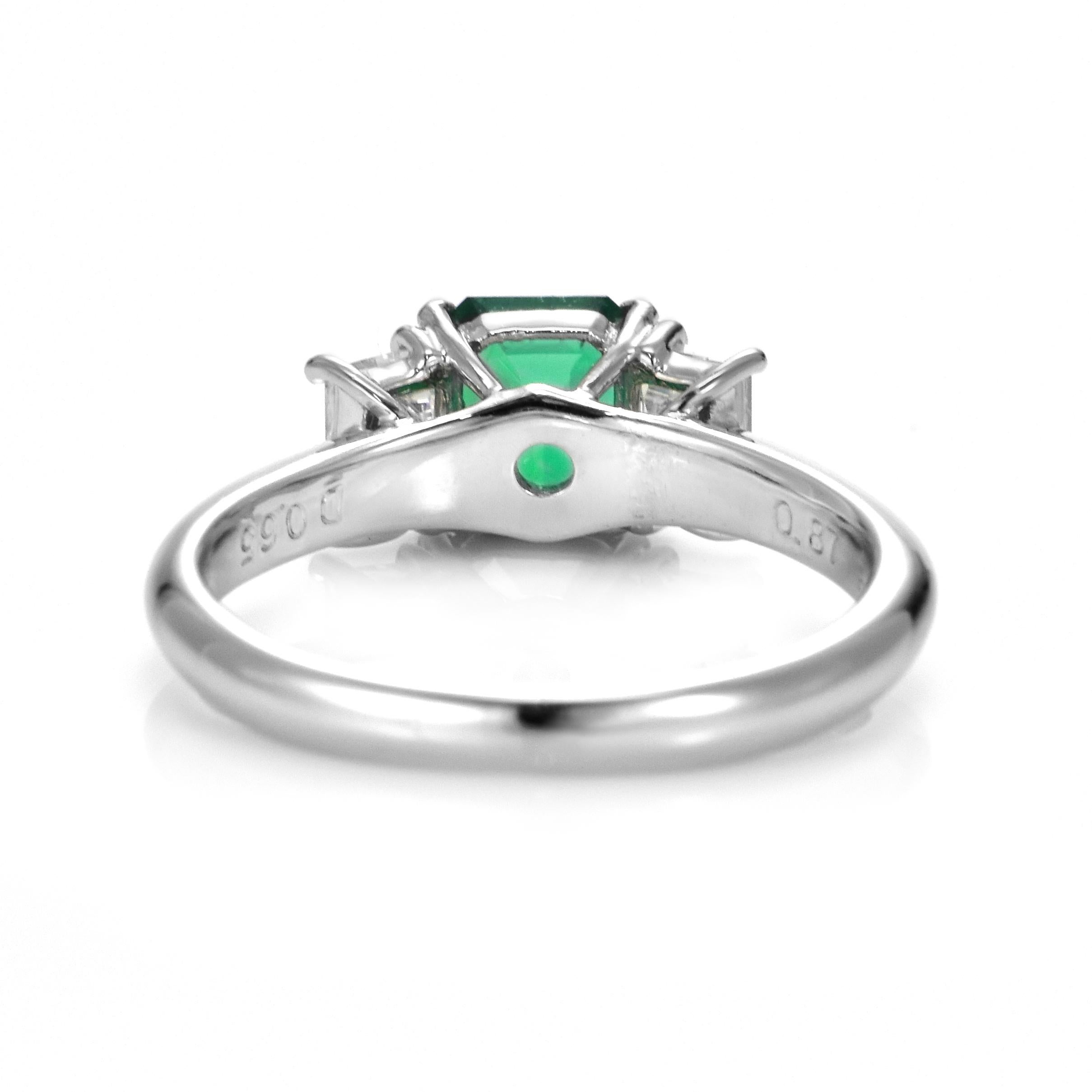 0.87 Carat Nature Vivid Diamonds & Emerald Colombian Ring Made in Platinum en vente 1