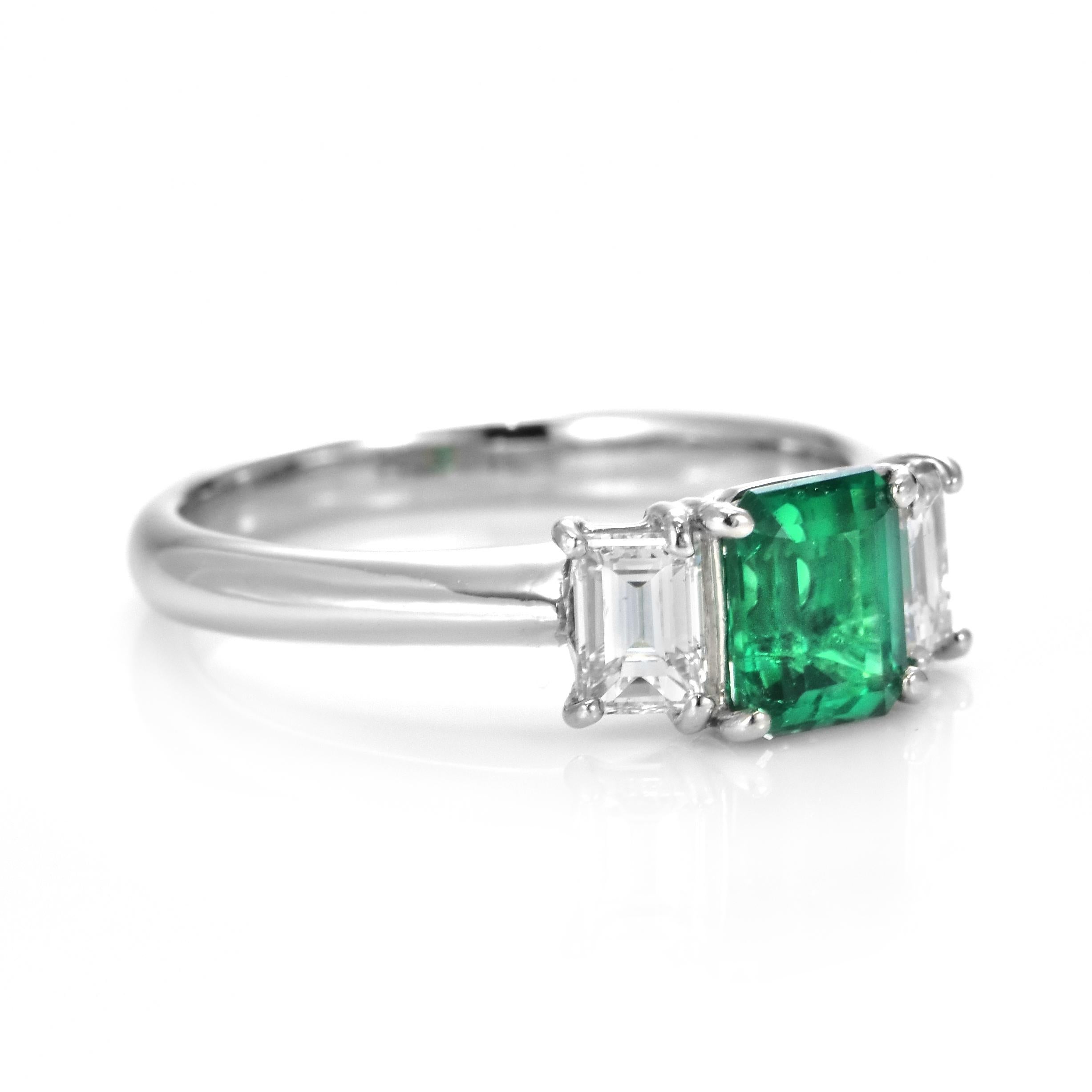 0.87 Carat Nature Vivid Diamonds & Emerald Colombian Ring Made in Platinum en vente 2