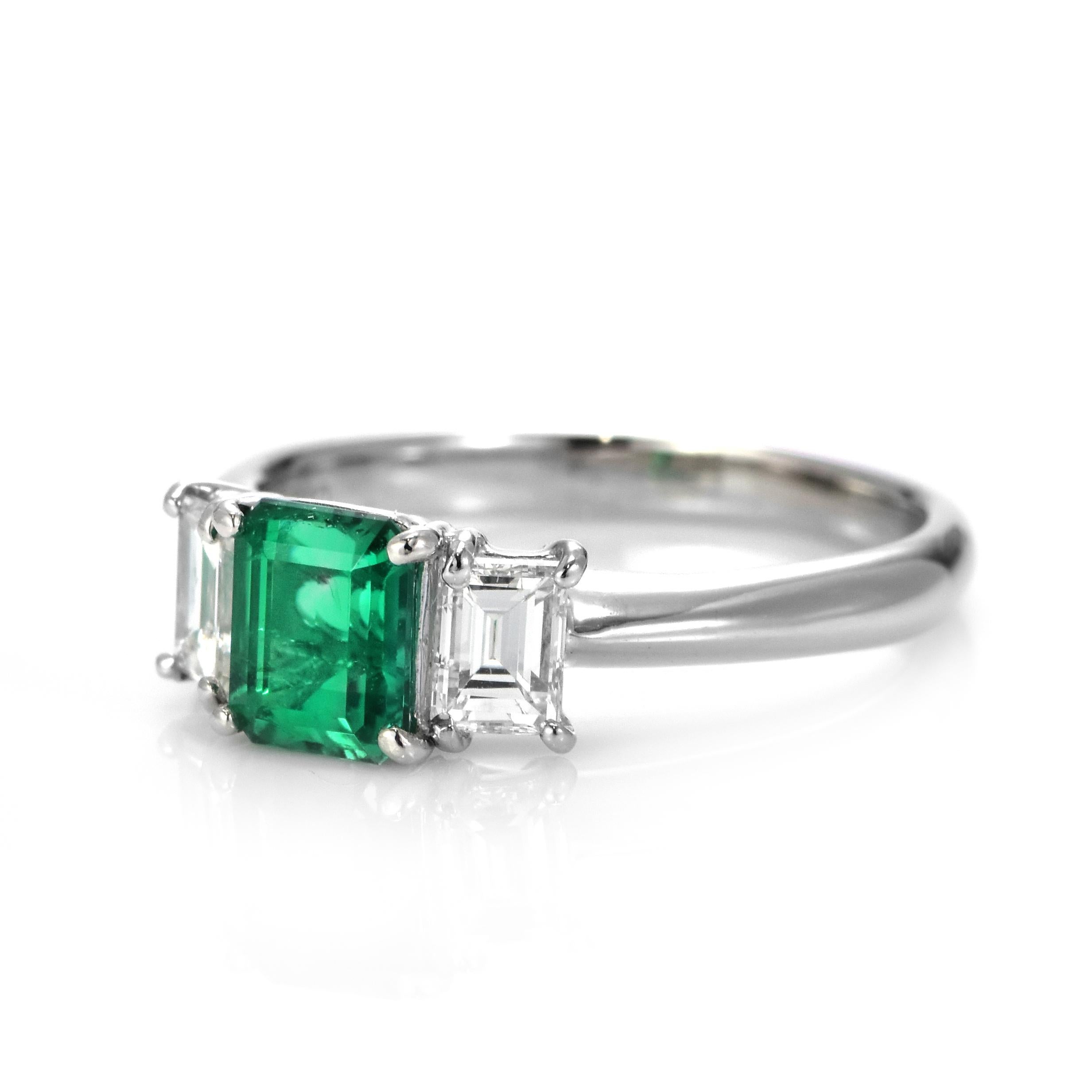 0.87 Carat Nature Vivid Diamonds & Emerald Colombian Ring Made in Platinum en vente 3