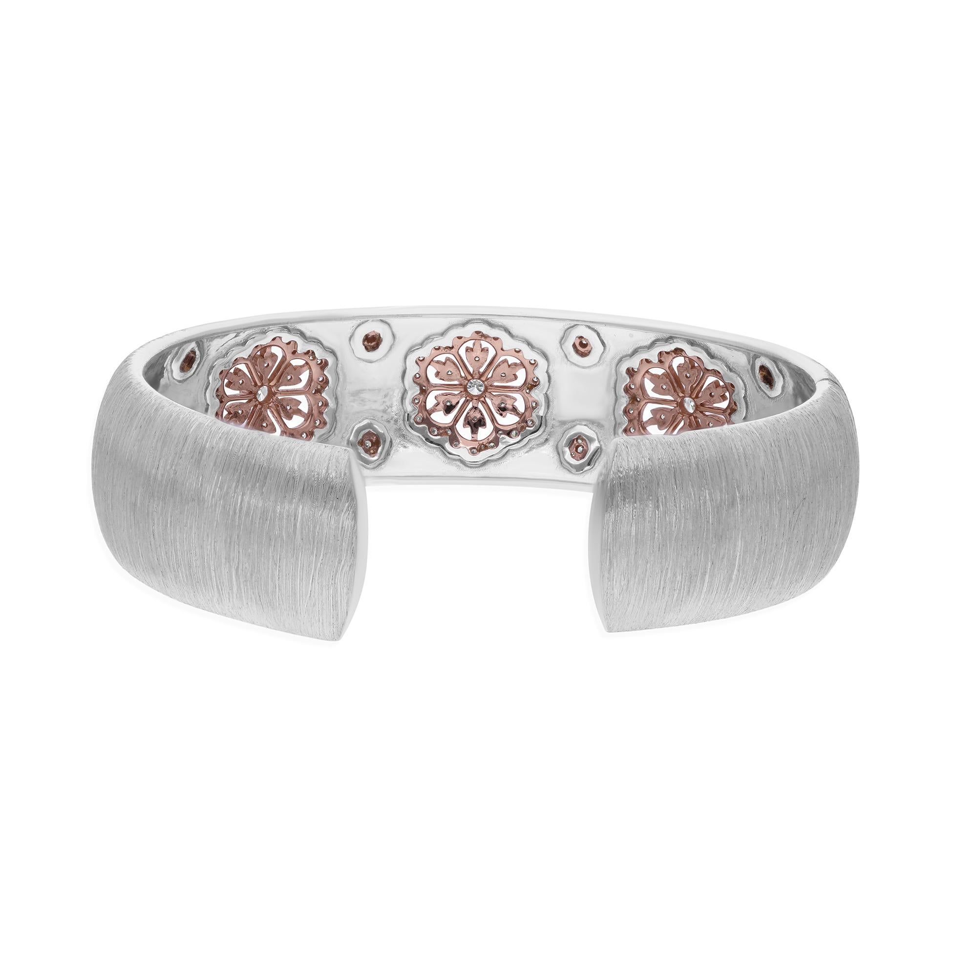 Realizzati in oro a 14 carati, questi squisiti braccialetti sono impreziositi da 0,87 carati di diamanti scintillanti.

Segui la vetrina di Spectrum Jewels per vedere le ultime collezioni e i pezzi esclusivi. Spectrum Jewels è orgoglioso di essere