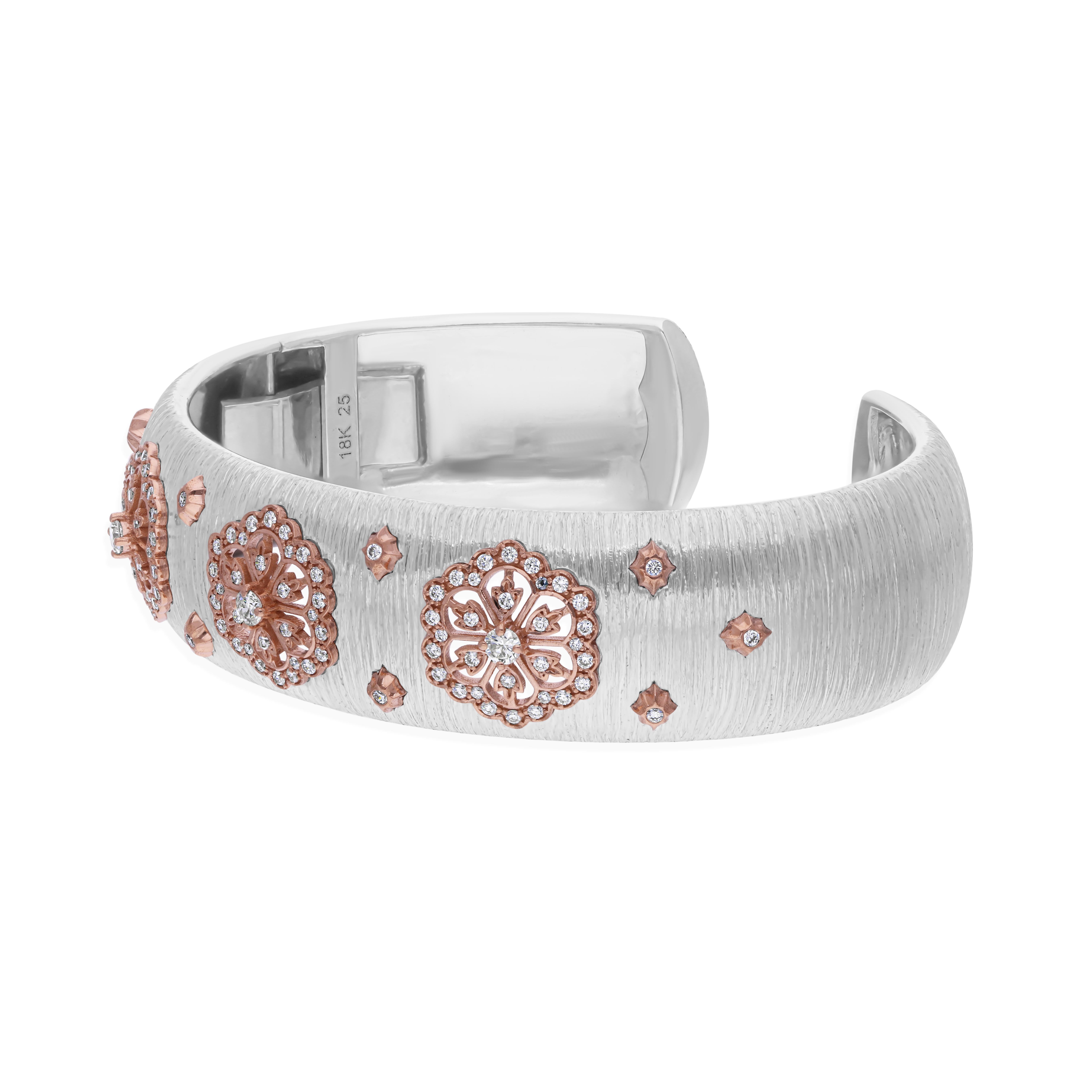 Moderno 0,87 Carati SI/H Diamante Fiore Bracciale Bangle Oro Bianco Rosa 14 Carati in vendita