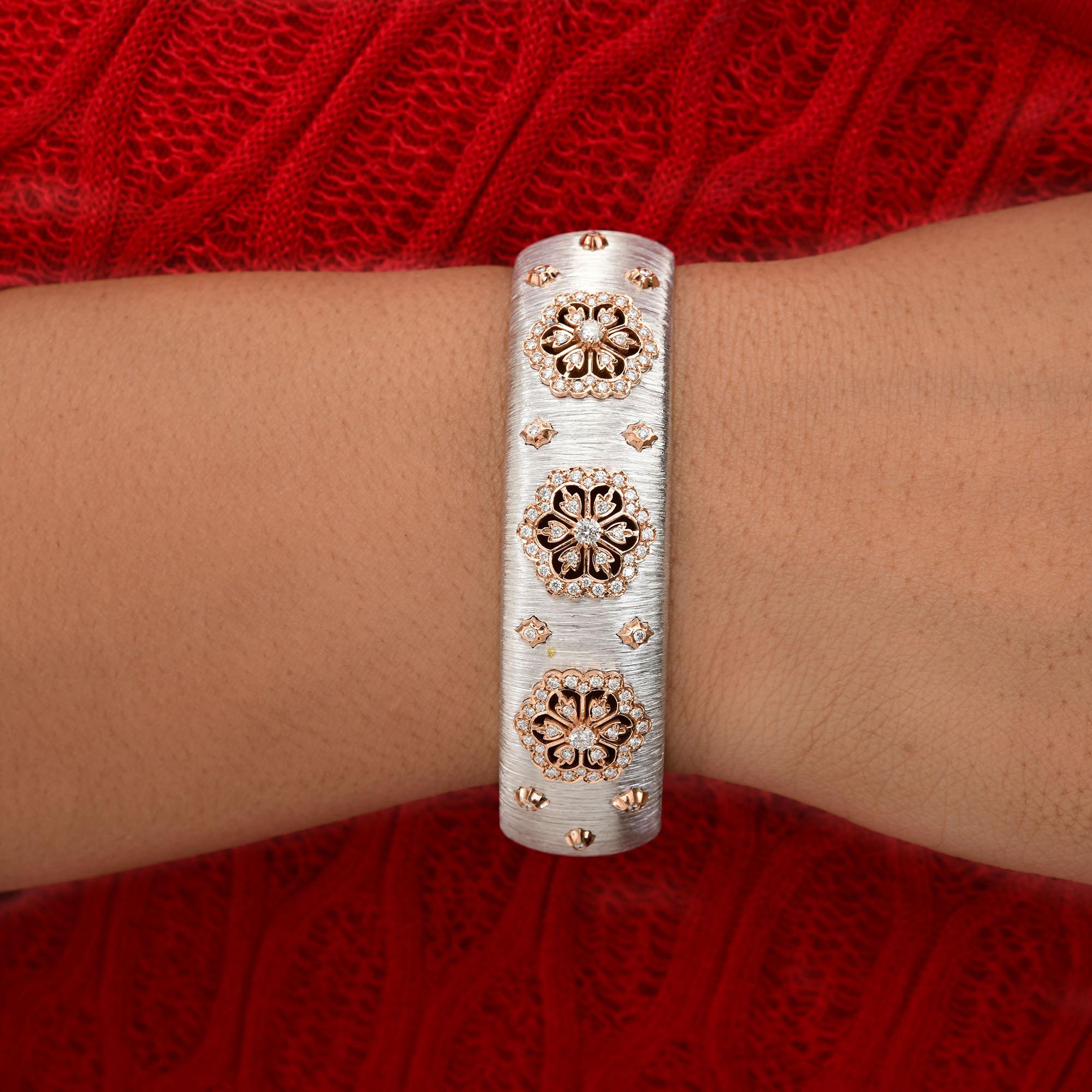 Taille ronde Bracelet manchette fleur en or blanc et rose 18 carats avec diamants de 0,87 carat SI/H en vente