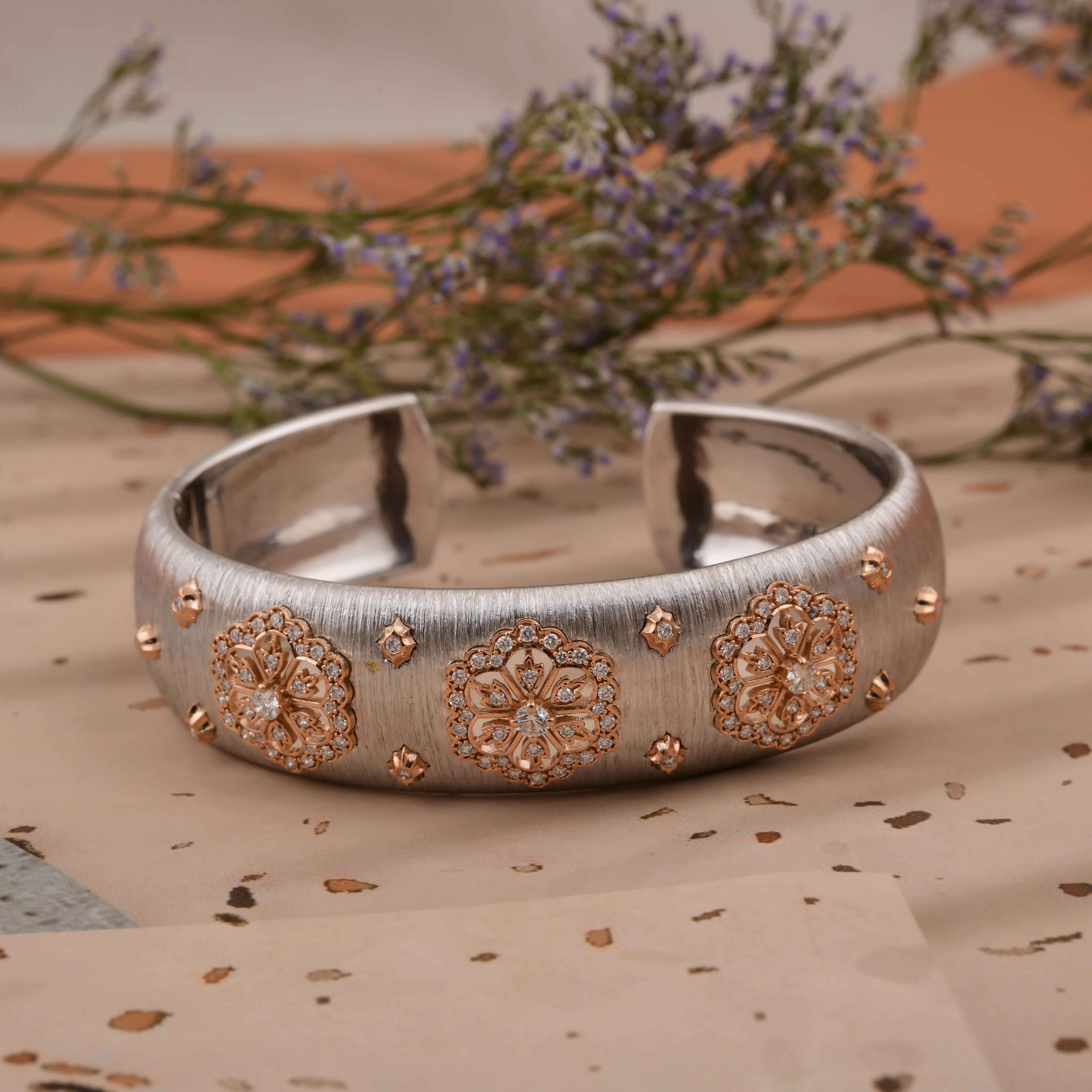 Bracelet manchette fleur en or blanc et rose 18 carats avec diamants de 0,87 carat SI/H Neuf - En vente à Diera, Dubai