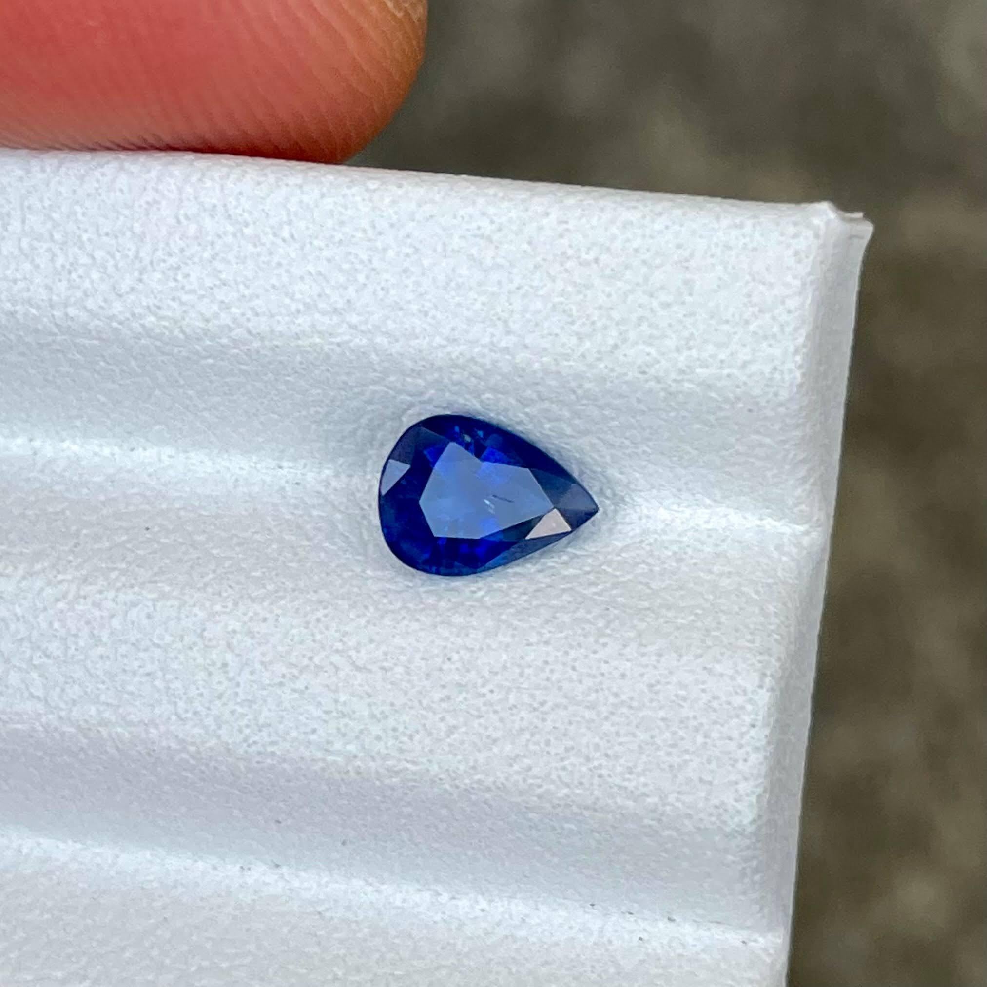 Poids 0,87 carats 
Dimensions 6,9x5,0x3,4 mm
Traitement chauffé 
Origine Sri Lanka 
Clarity SI
Forme Poire 
Taillé à facettes 



Ce saphir exquis de 0,87 carat, habilement taillé en forme de poire captivante, provient de l'île du Sri Lanka, riche