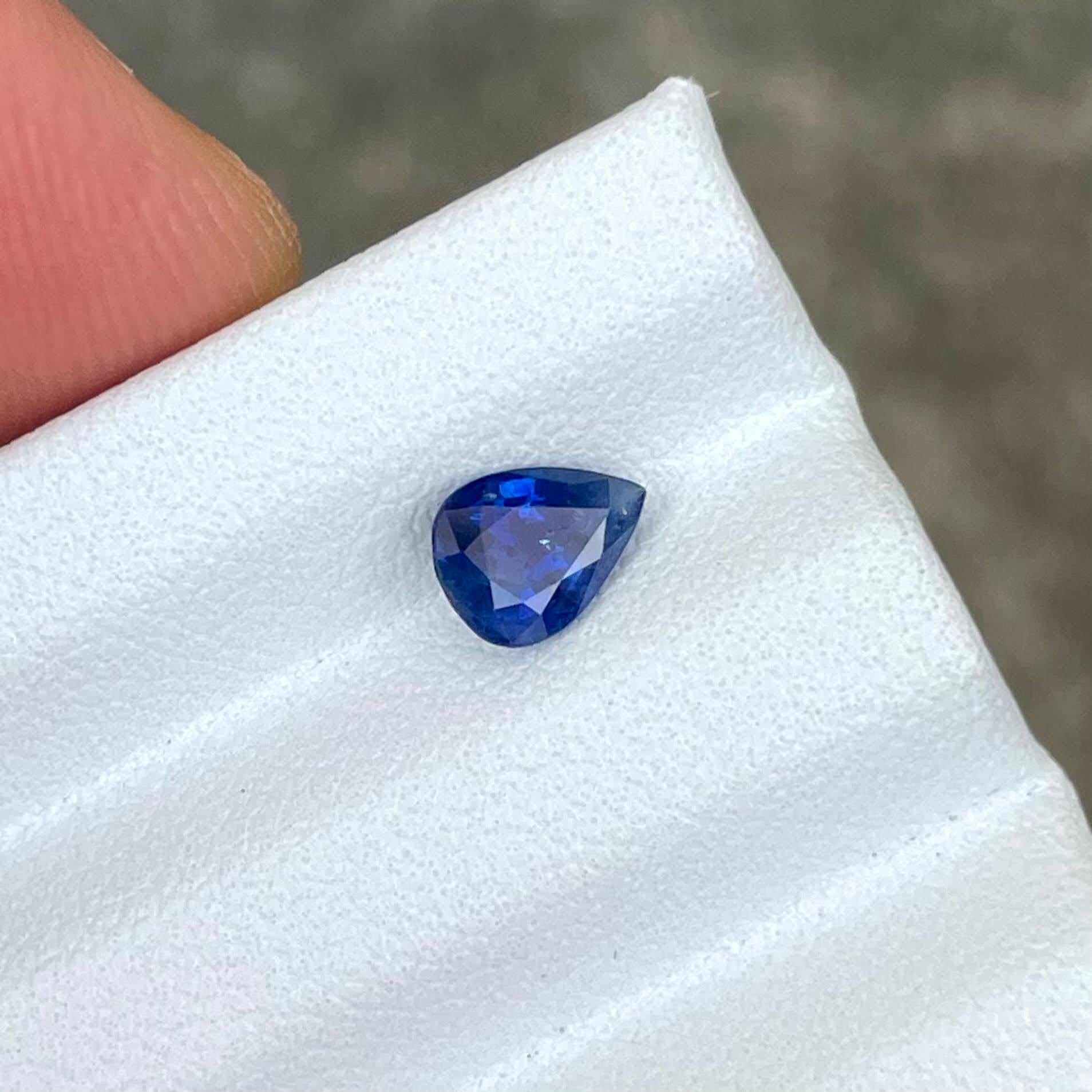 Taille poire Pierre précieuse naturelle du Sri Lanka, saphir bleu taille poire de 0,87 carat en vente
