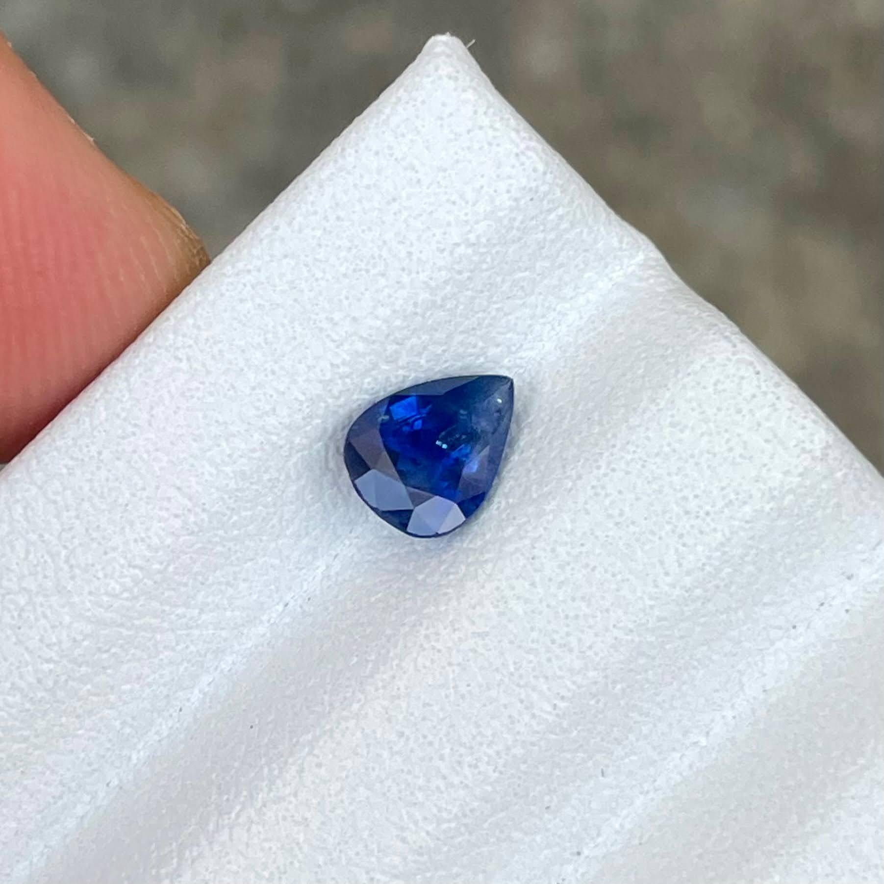 Pierre précieuse naturelle du Sri Lanka, saphir bleu taille poire de 0,87 carat Neuf - En vente à Bangkok, TH