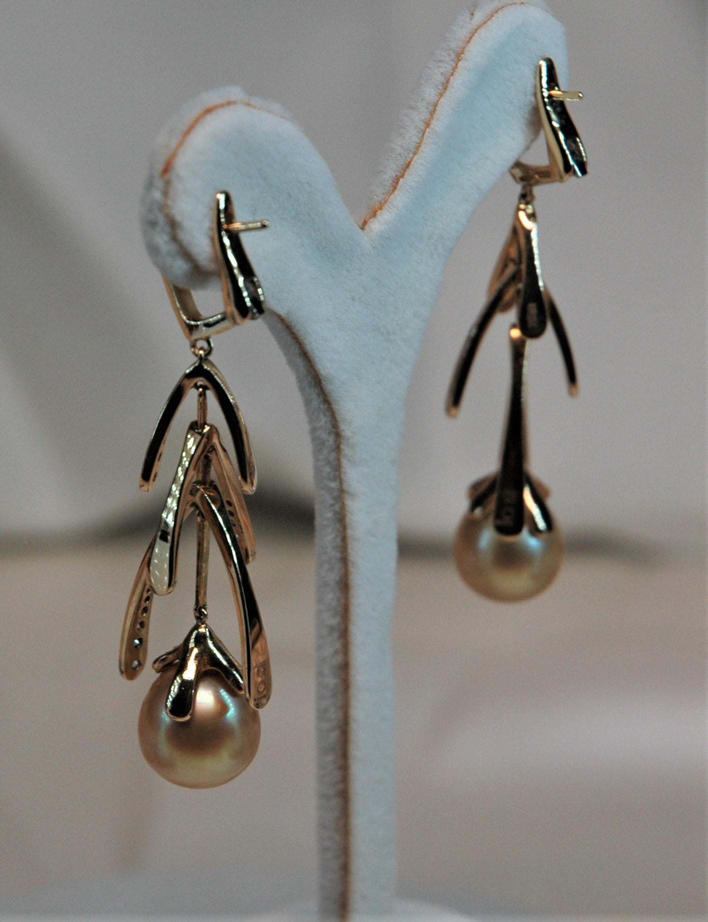 0.87 Carats Diamonds, Gold Pearls, Yellow Gold Dangle Earrings In New Condition For Sale In BARI, IT