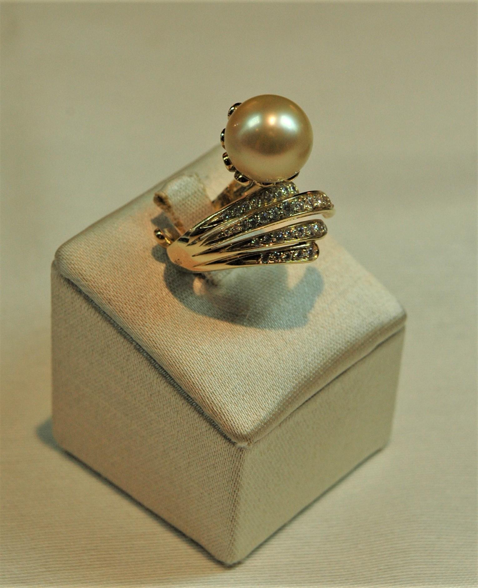 Pendants d'oreilles en or jaune avec diamants de 0,87 carat et perles d'or Pour femmes en vente