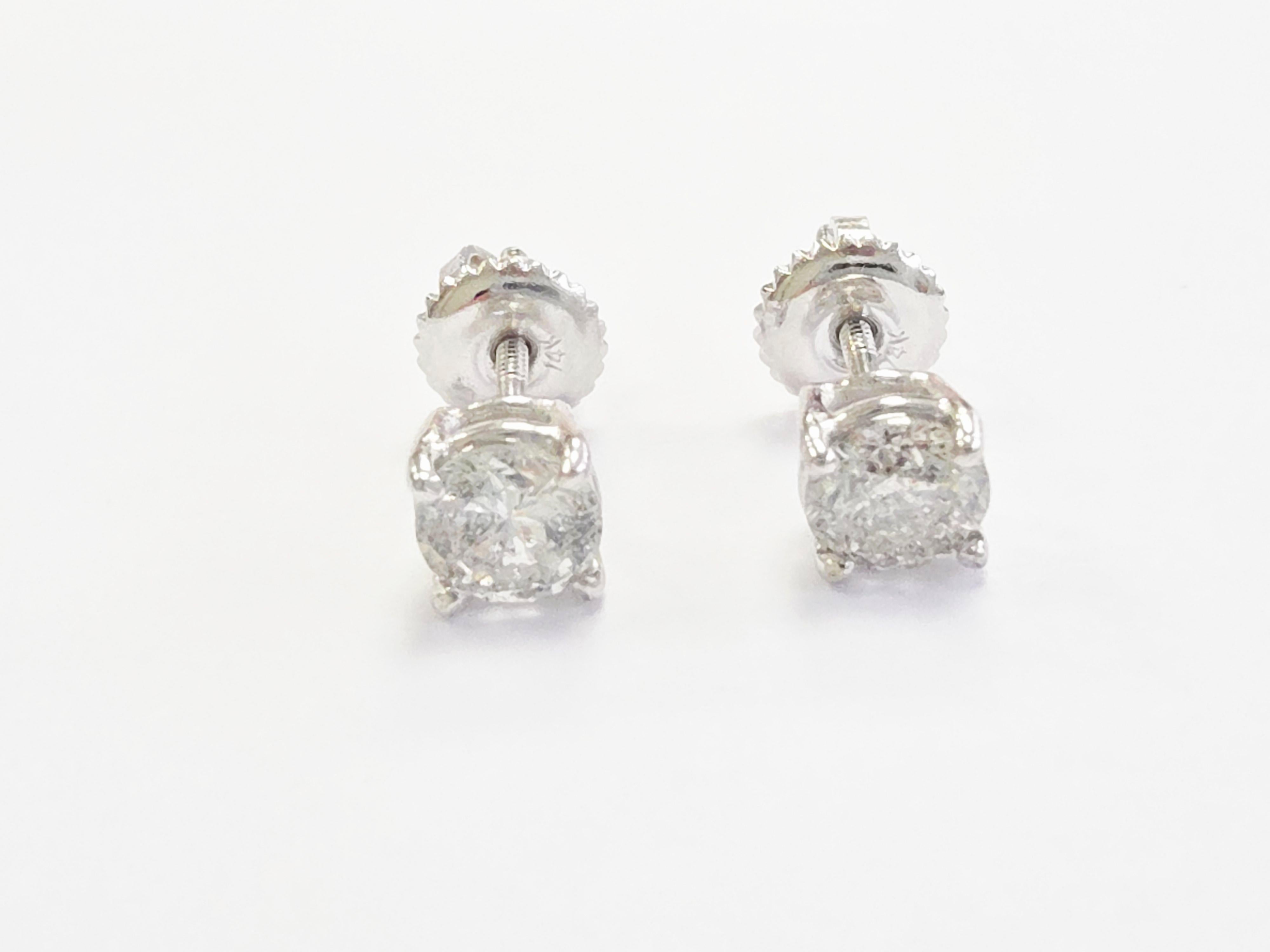 Orecchini con diamanti tondi naturali da 0,87 carati in oro bianco 14K

Aggiungi un'eleganza senza tempo alla tua collezione di gioielli con questi bellissimi orecchini con diamanti naturali da 0.87 carati. Ogni orecchino presenta un diamante