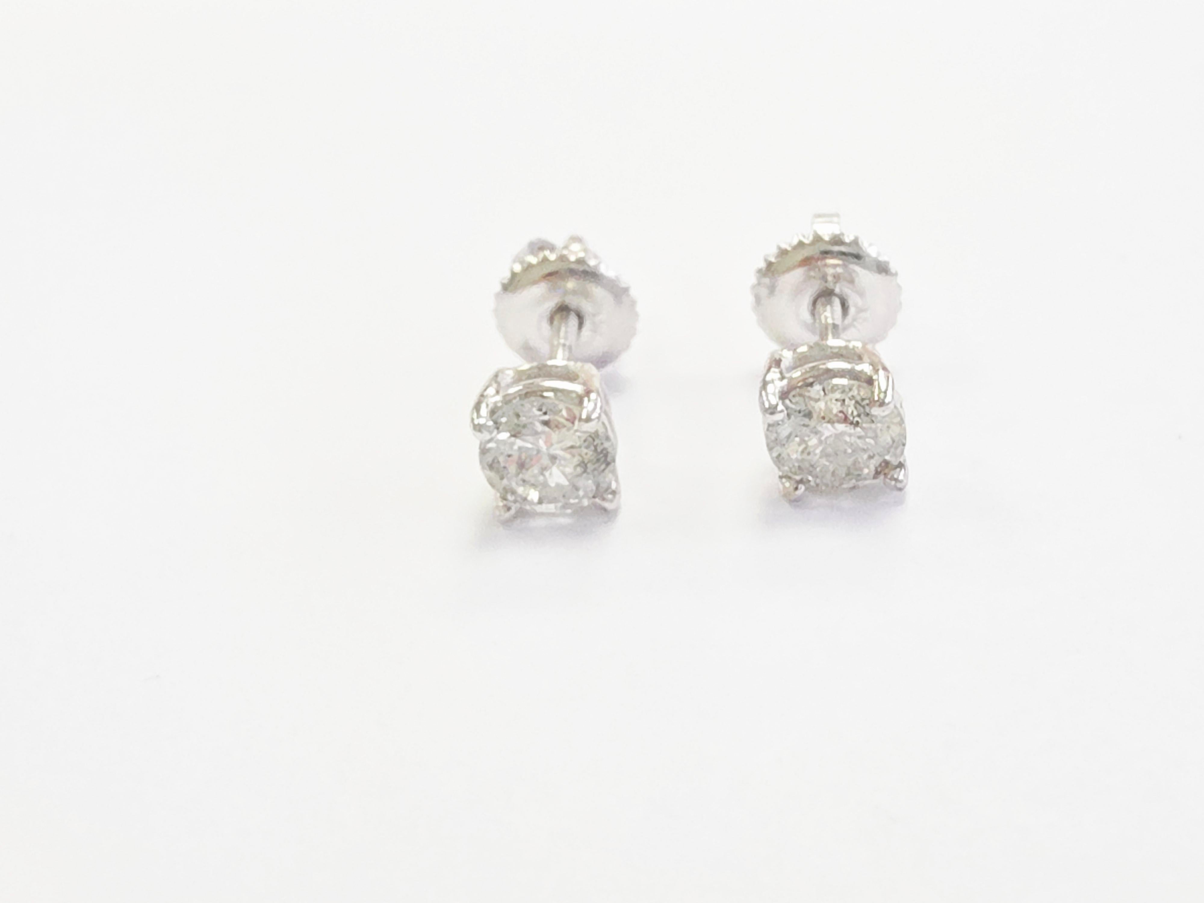 Taglio rotondo Borchie con diamante naturale di forma rotonda da 0,87 carati in oro bianco 14 carati in vendita