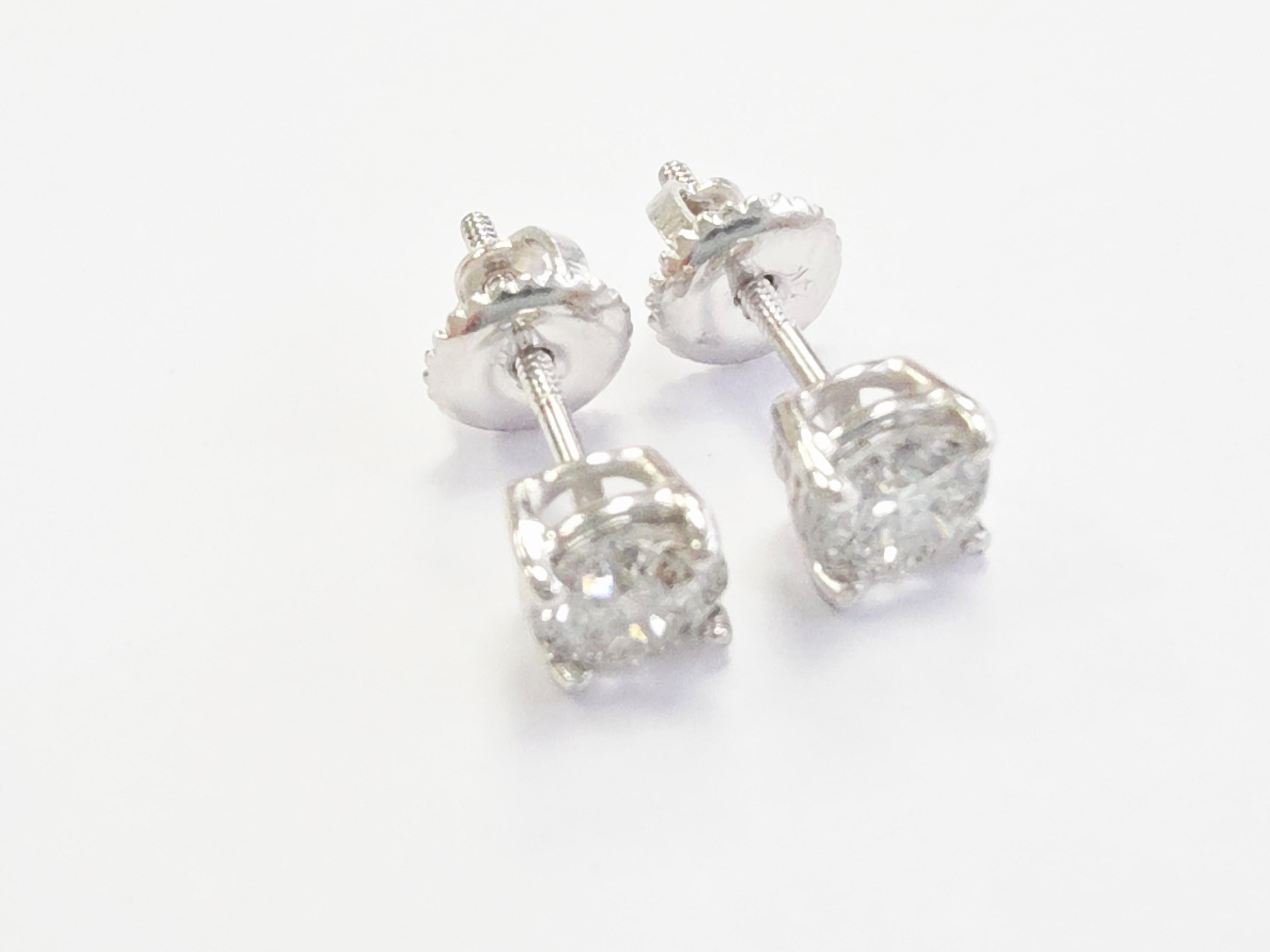 Borchie con diamante naturale di forma rotonda da 0,87 carati in oro bianco 14 carati in vendita 1