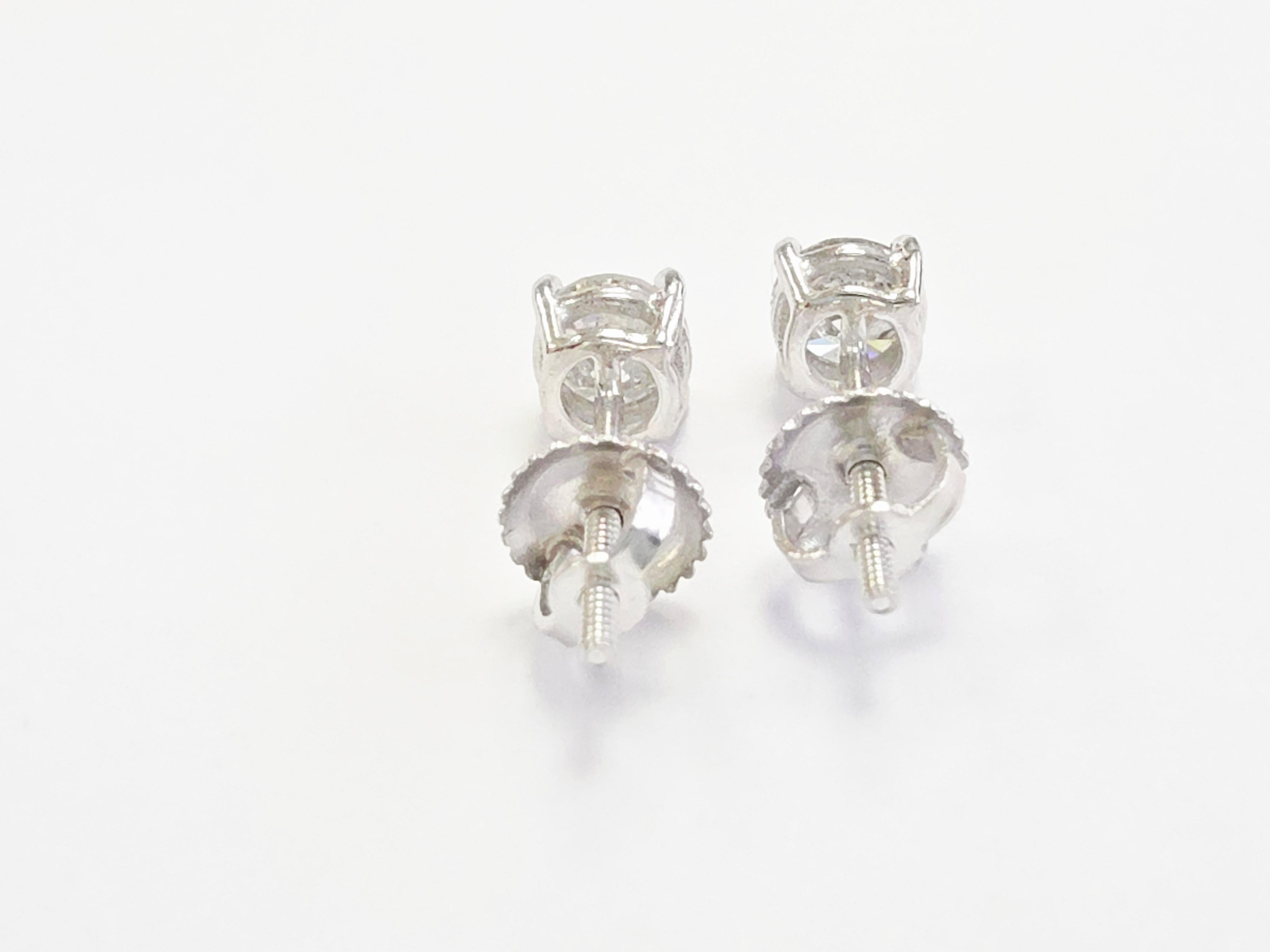 Borchie con diamante naturale di forma rotonda da 0,87 carati in oro bianco 14 carati in vendita 2