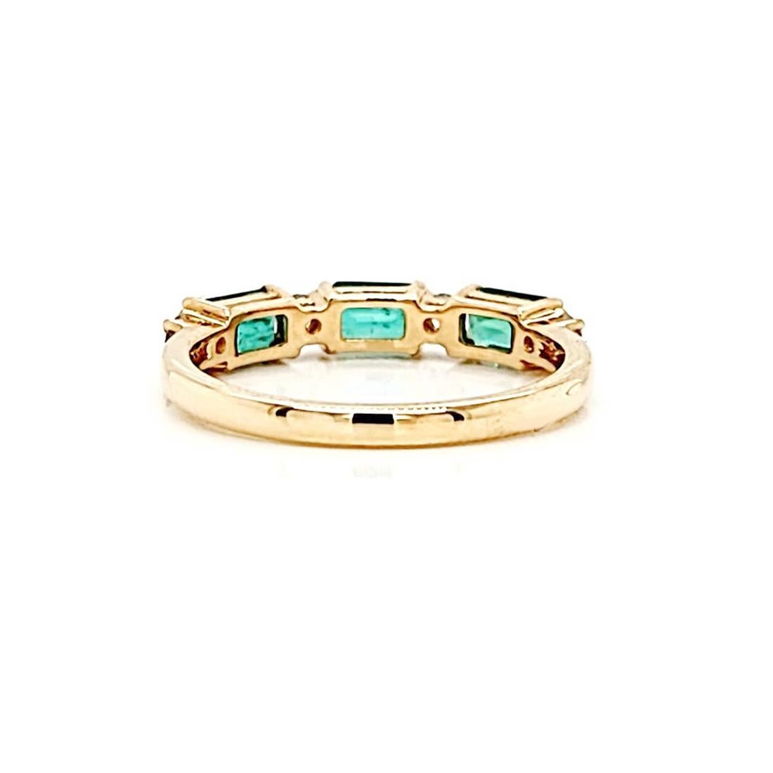 Women's or Men's 0.87 CT Natural Zambian Emerald 0.19 CT Diamond 14K Yellow Gold Band Ring For Sale