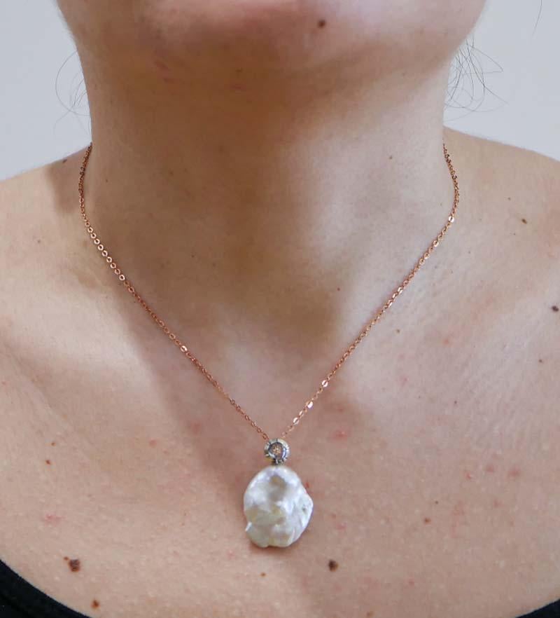 Rétro Collana con diamanti taglio vecchio da 0,87 carati, perle barocche, oro rosa e argento. in vendita
