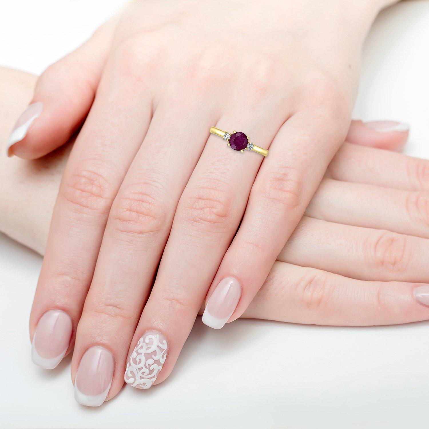 Taille ronde Bague en or jaune 14K sertie d'un rubis de 0,87 carat et de diamants de 0,09 carat en vente