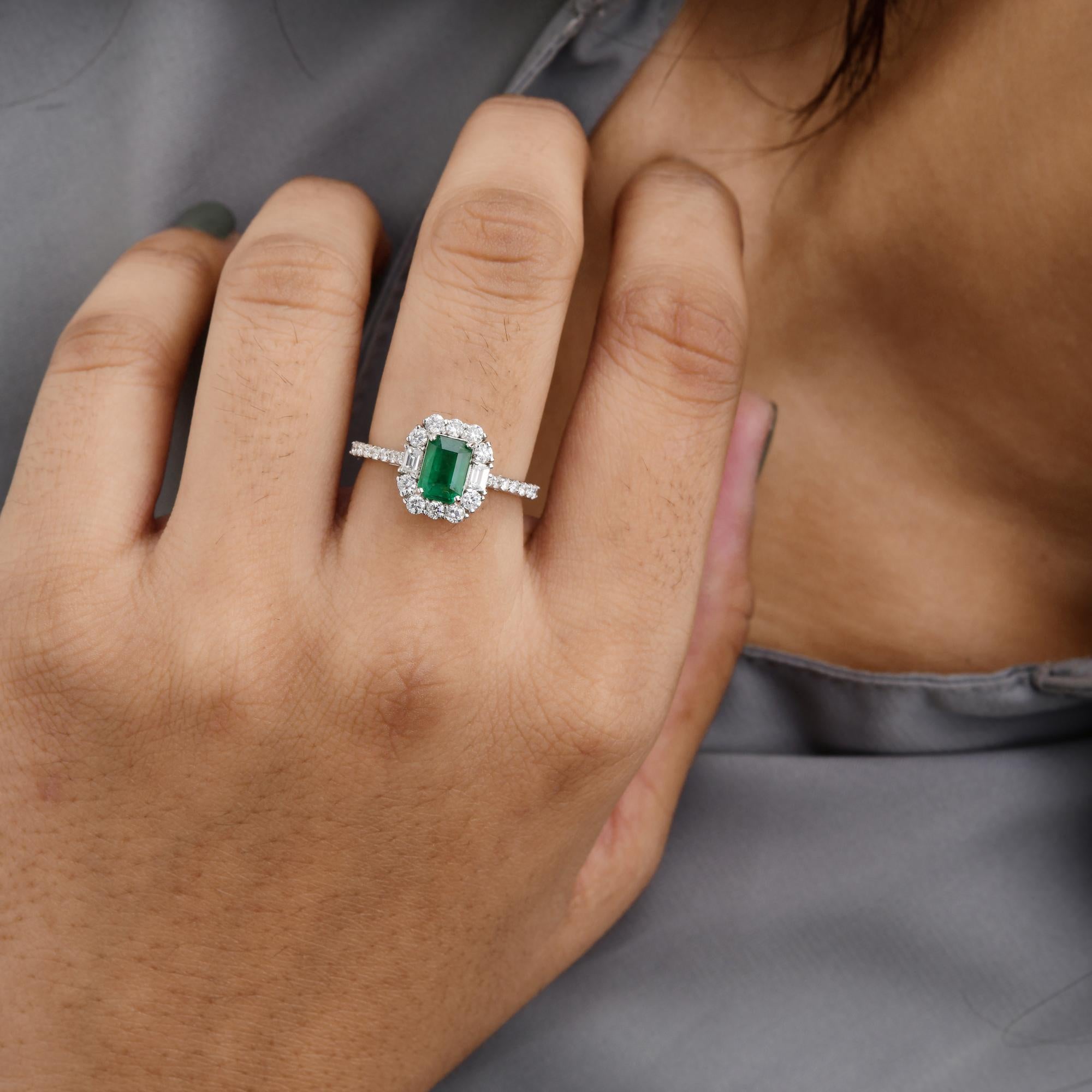 Women's 0.87 Ct. Zambian Emerald Cocktail Ring 0.58 Ct. SI/H Diamond 14 Karat White Gold For Sale