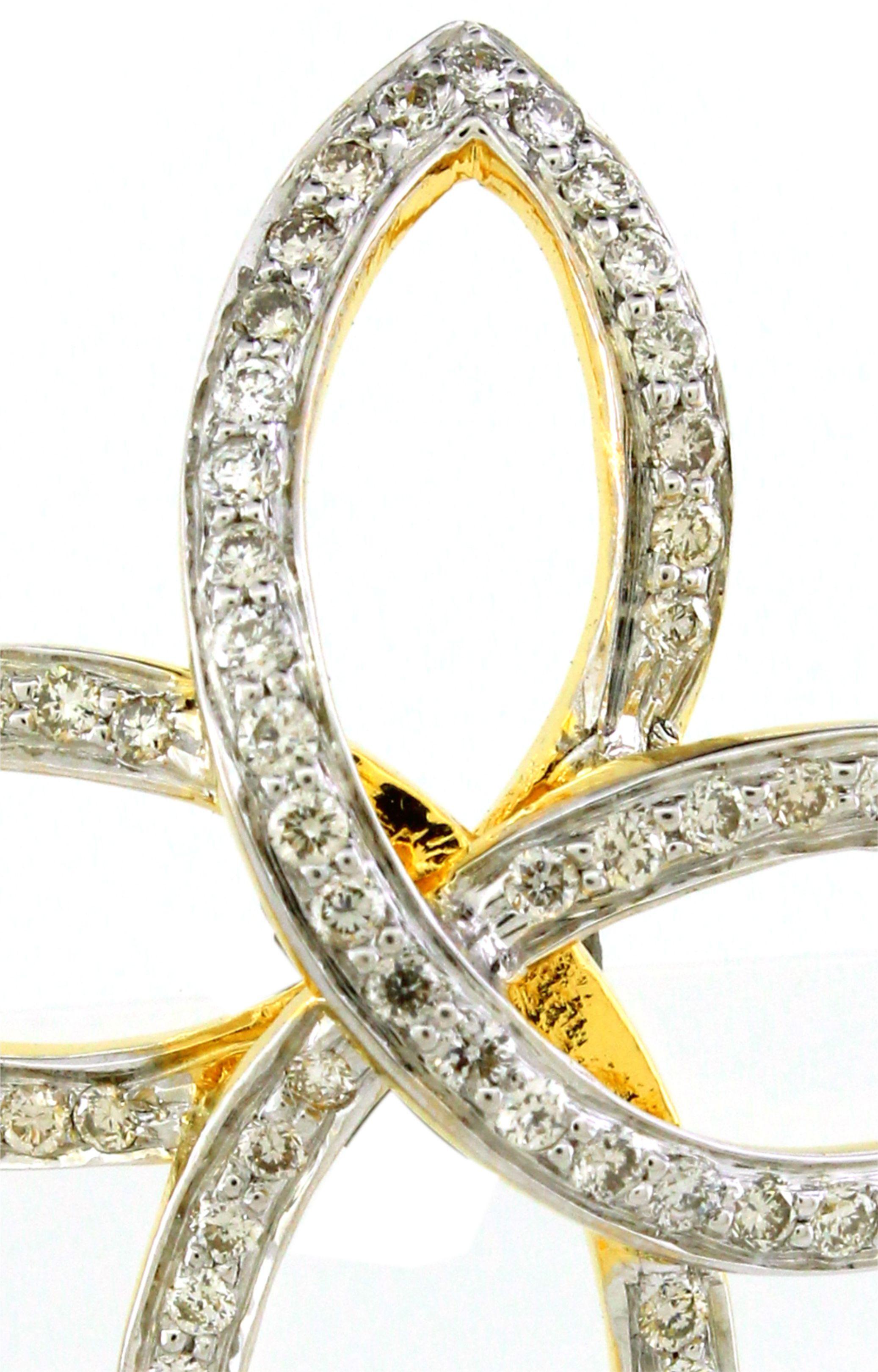 Ti presentiamo il nostro squisito ciondolo, simbolo di eleganza e raffinatezza senza tempo. Realizzato in oro bianco 18 carati e con un peso di 5,83 grammi, questo splendido pezzo presenta 0,87 carati di diamanti bianchi brillanti e rotondi. Ogni