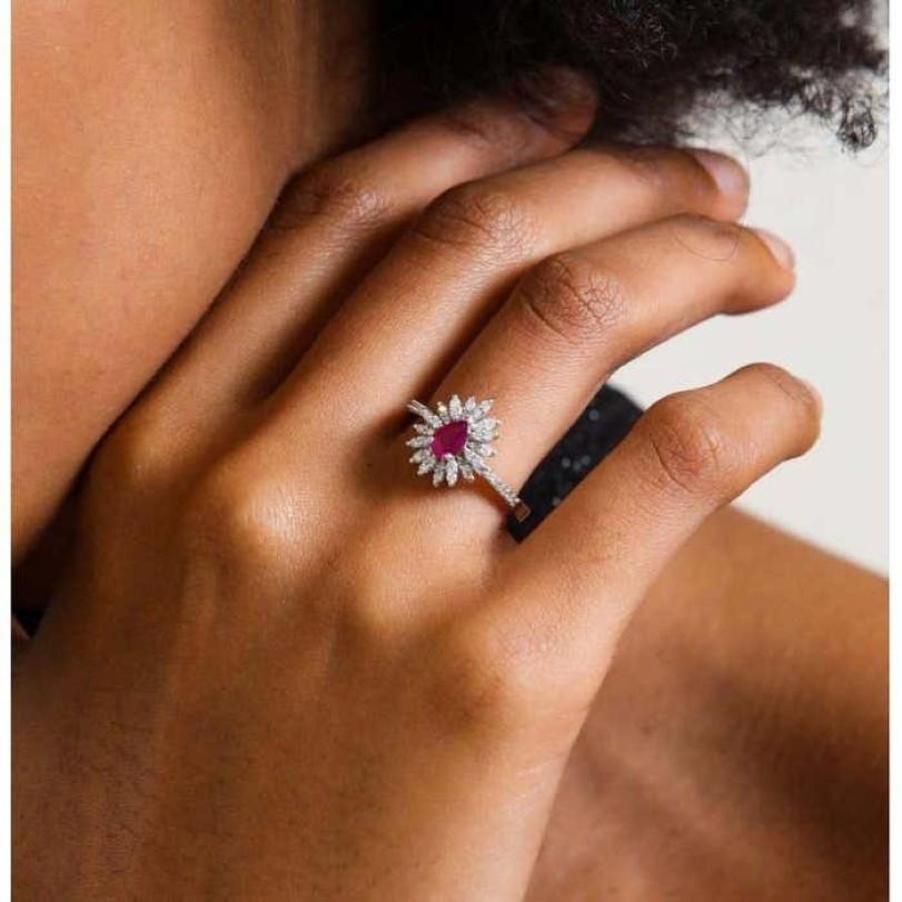 0.87ct Ruby And Diamond Flower Ring In New Condition For Sale In Fatih, 34